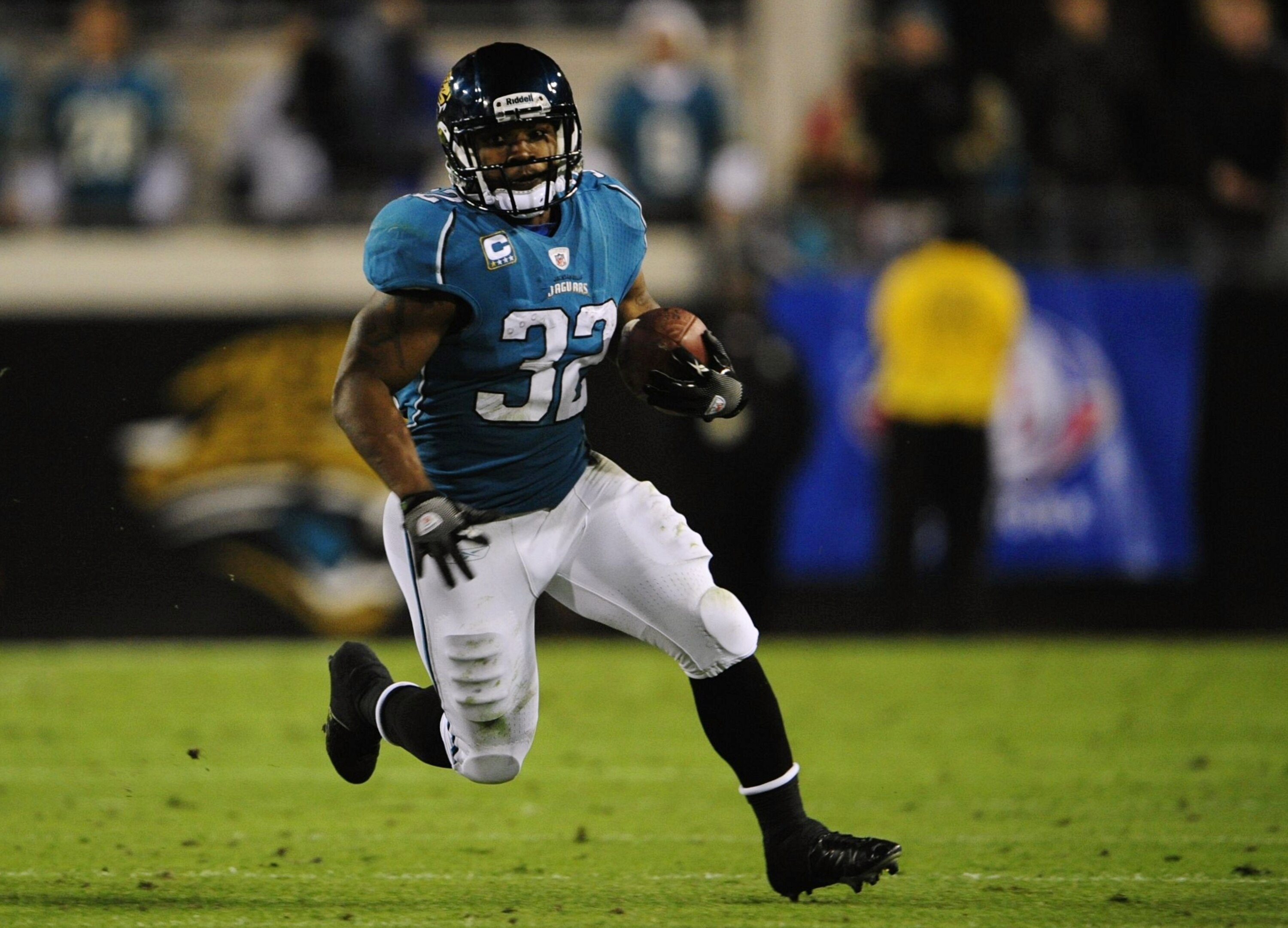 JACKSONVILLE, FL - DECEMBER 17:  Maurice Jones-Drew #32 of the Jacksonville Jaguarsruns the ball against the Indianapolis Colts at Jacksonville Municipal Stadium on December 17, 2009 in Jacksonville, Florida.  (Photo by Sam Greenwood/Getty Images)
