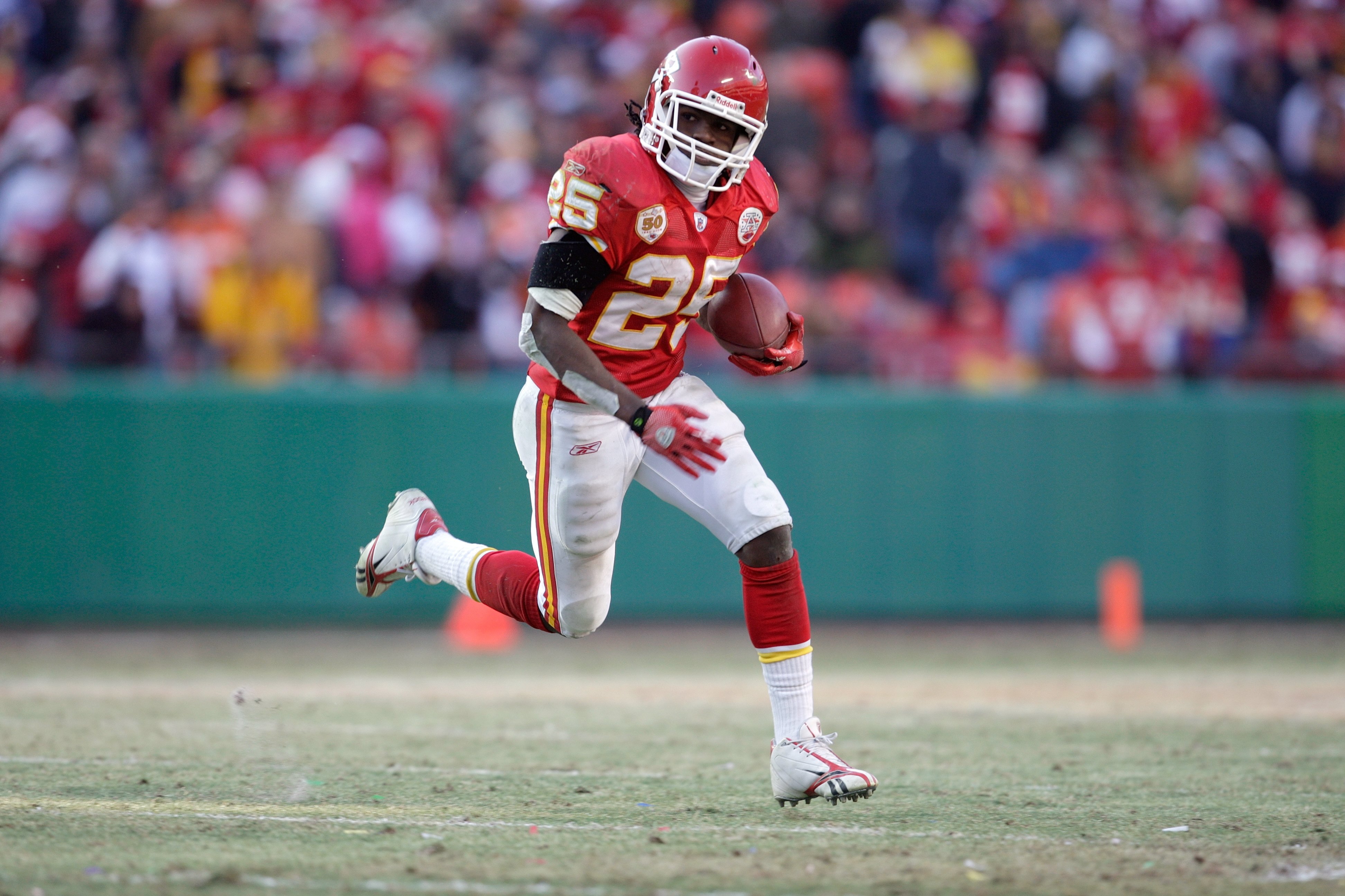 KANSAS CITY, MO - DECEMBER 20:  Jamaal Charles #25 of the Kansas City Chiefs runs with the ball for yardage during their NFL game against the Cleveland Browns on December 20, 2009 at Arrowhead Stadium in Kansas City, Missouri. The Browns defeated the Chie