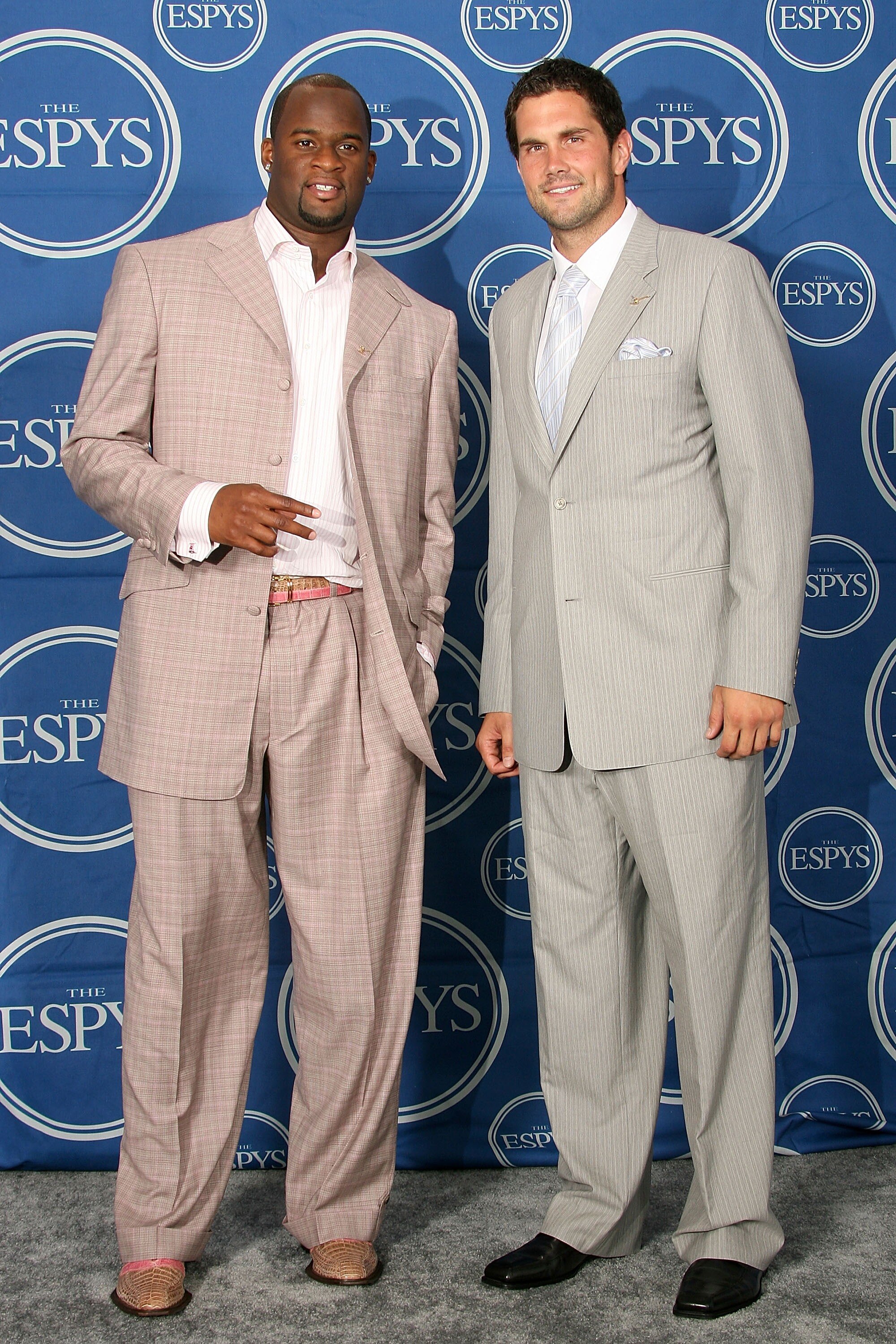 HOLLYWOOD - JULY 11:  NFL quarterbacks Vince Young (L) and Matt Leinart pose for photos in the press room during the 2007 ESPY Awards at the Kodak Theatre on July 11, 2007 in Hollywood, California.  (Photo by Frederick M. Brown/Getty Images)
