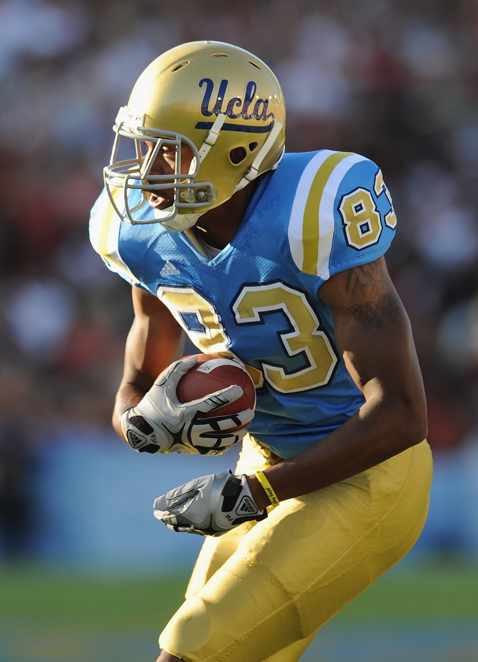 PASADENA, CA - SEPTEMBER 05:   Nelson Rosario #83 of the UCLA Bruins carries the ball against the San Diego State Aztecs at The Rose Bowl on September 5, 2009 in Pasadena, California.  (Photo by Lisa Blumenfeld/Getty Images)