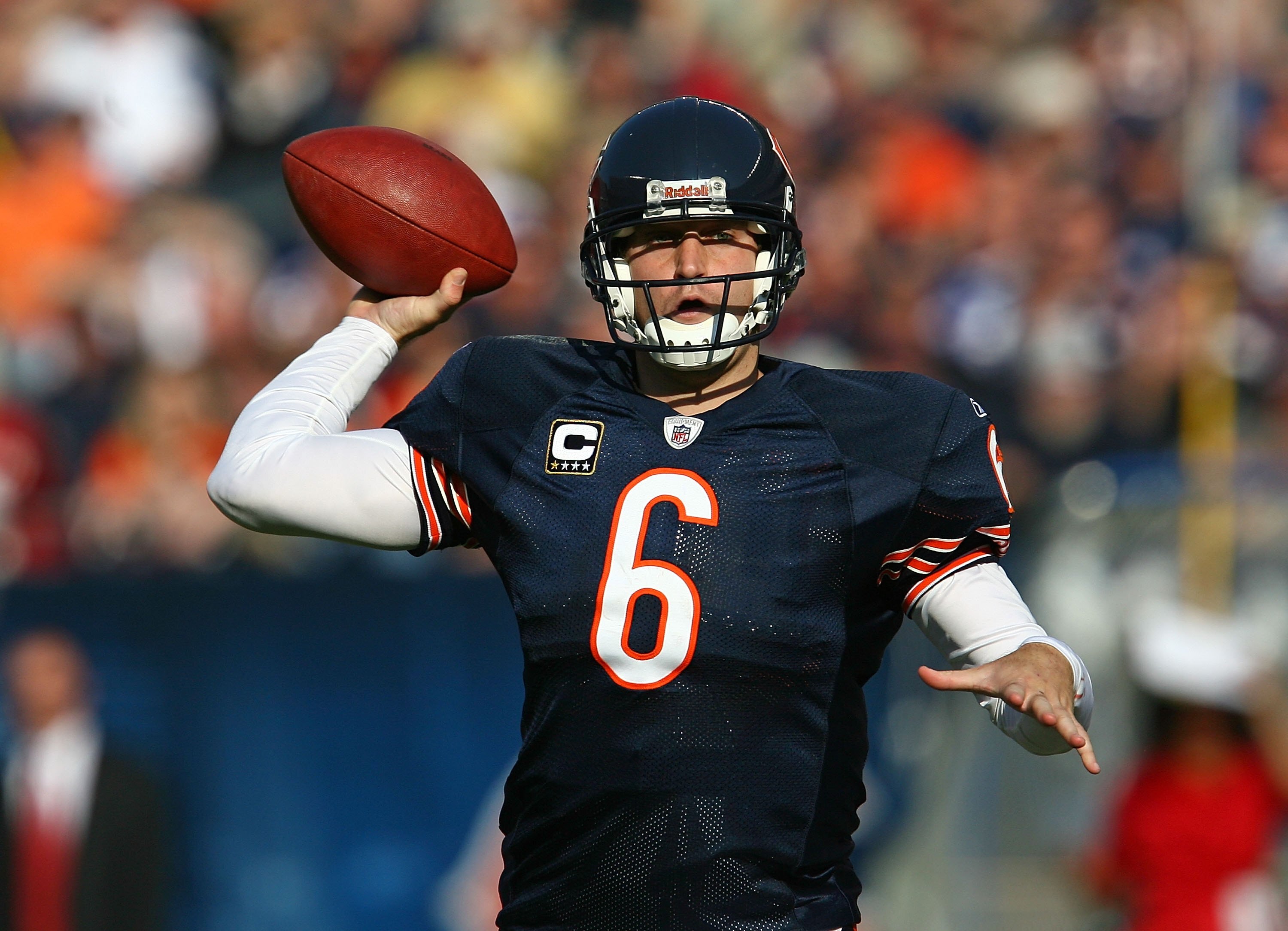 CHICAGO - NOVEMBER 08: Jay Cutler #6 of the Chicago Bears throws a pass against the Arizona Cardinals at Soldier Field on November 8, 2009 in Chicago, Illinois. The Cardinals defeated the Bears 41-21. (Photo by Jonathan Daniel/Getty Images)