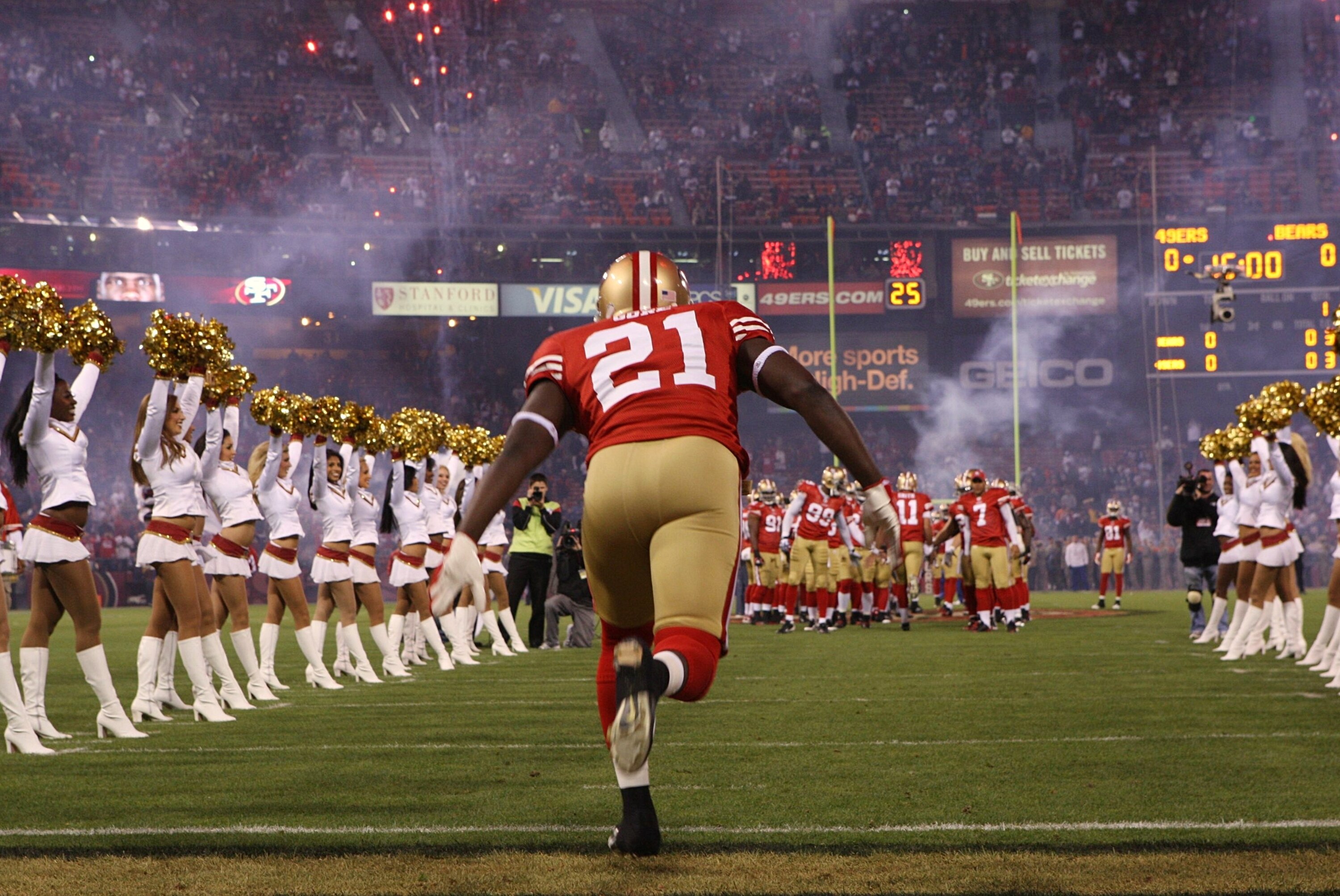 SAN FRANCISCO - NOVEMBER 12:  Frank Gore #21 of the San Francisco 49ers takes the field during player introductions against the Chicago Bears at Candlestick Park on November 12, 2009 in San Francisco, California.  (Photo by Jed Jacobsohn/Getty Images)