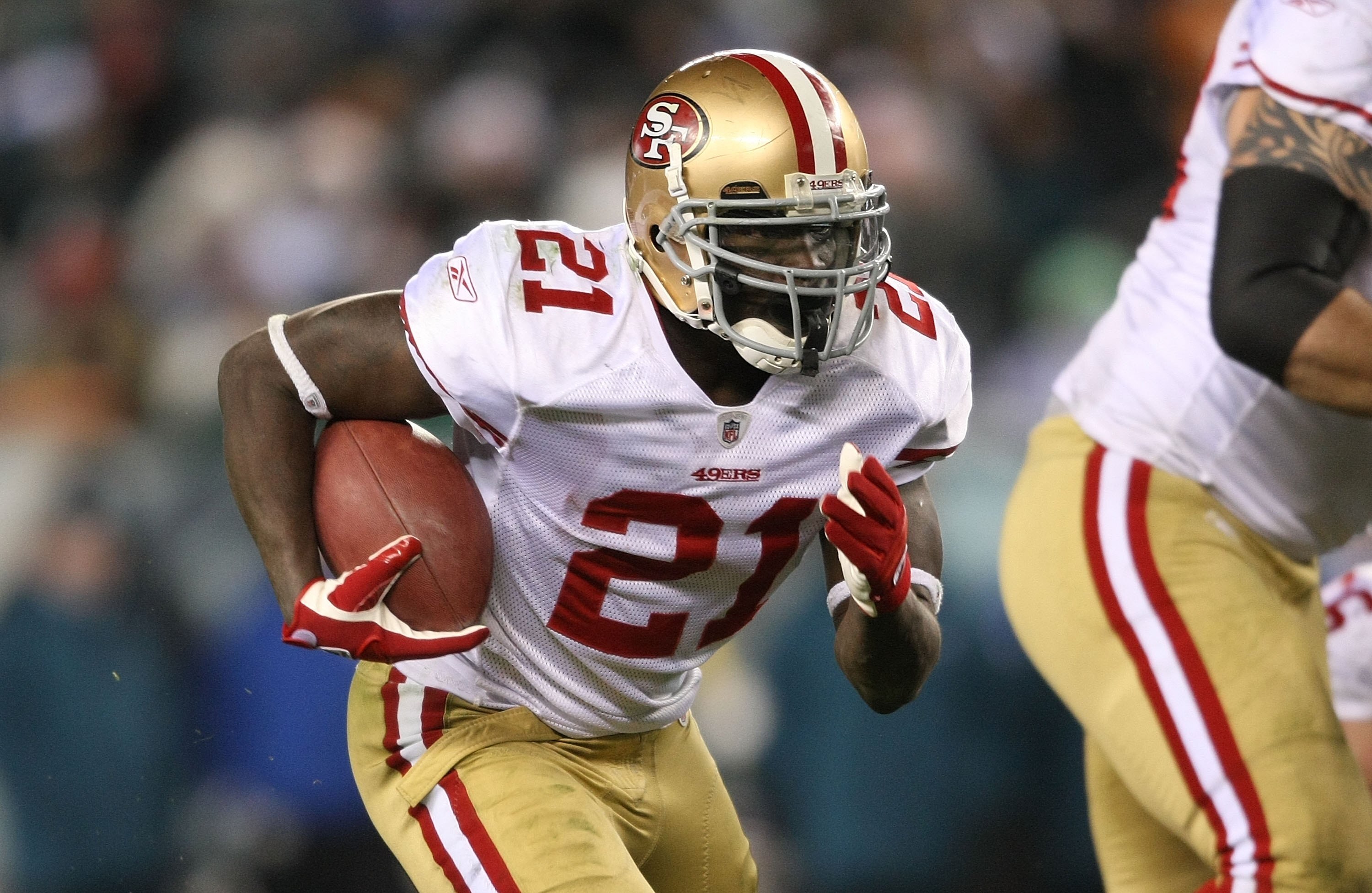 PHILADELPHIA - DECEMBER 20:  Frank Gore #21 of the San Francisco 49ers rushes against the Philadelphia Eagles at Lincoln Financial Field on December 20, 2009 in Philadelphia, Pennsylvania.  (Photo by Nick Laham/Getty Images)