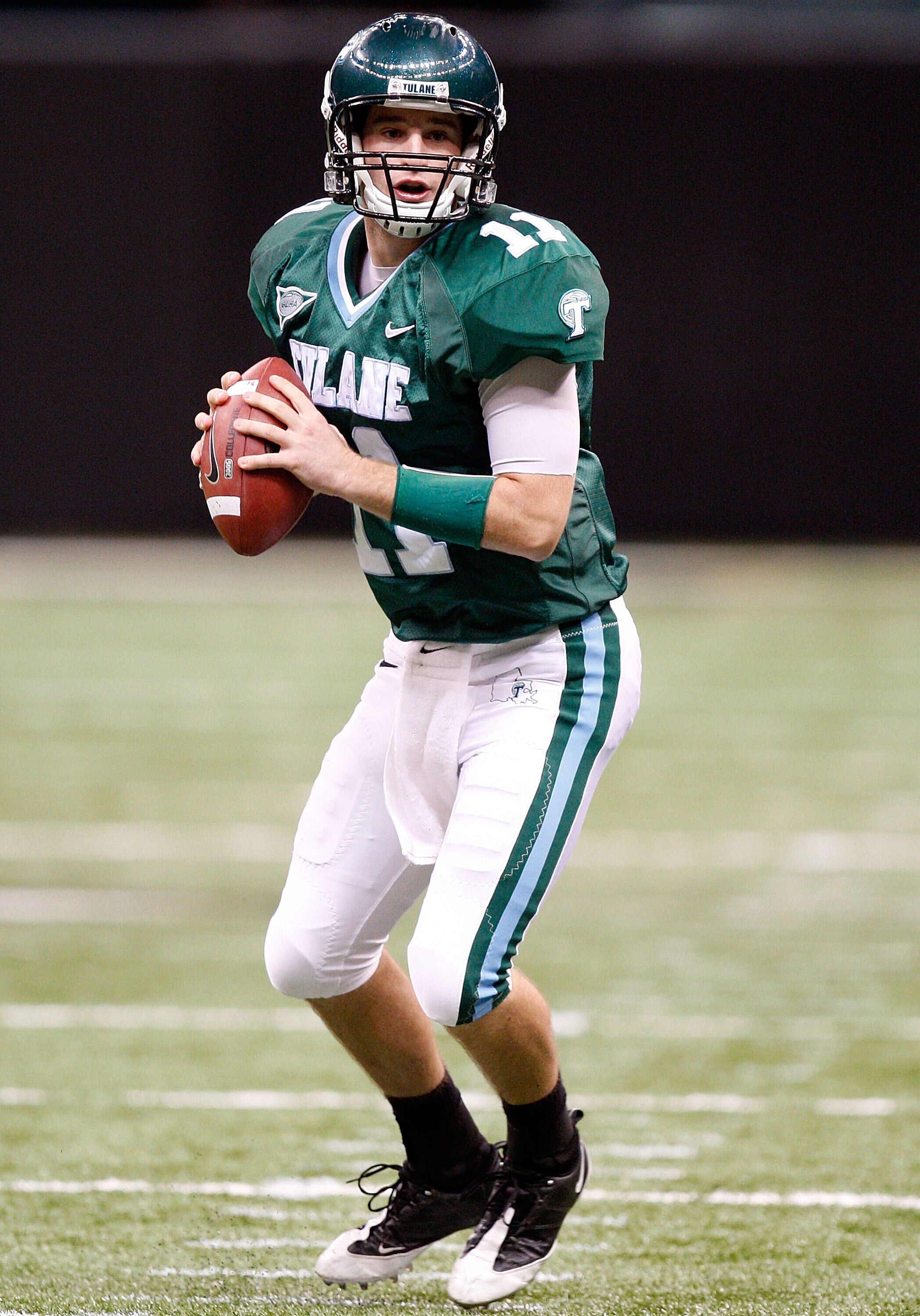 NEW ORLEANS - NOVEMBER 07:  Quarterback Ryan Griffin #11 of the Tulane Green Wave drops back to pass against the UTEP Miners at Louisana Superdome on November 7, 2009 in New Orleans, Louisiana.  (Photo by Ronald Martinez/Getty Images)
