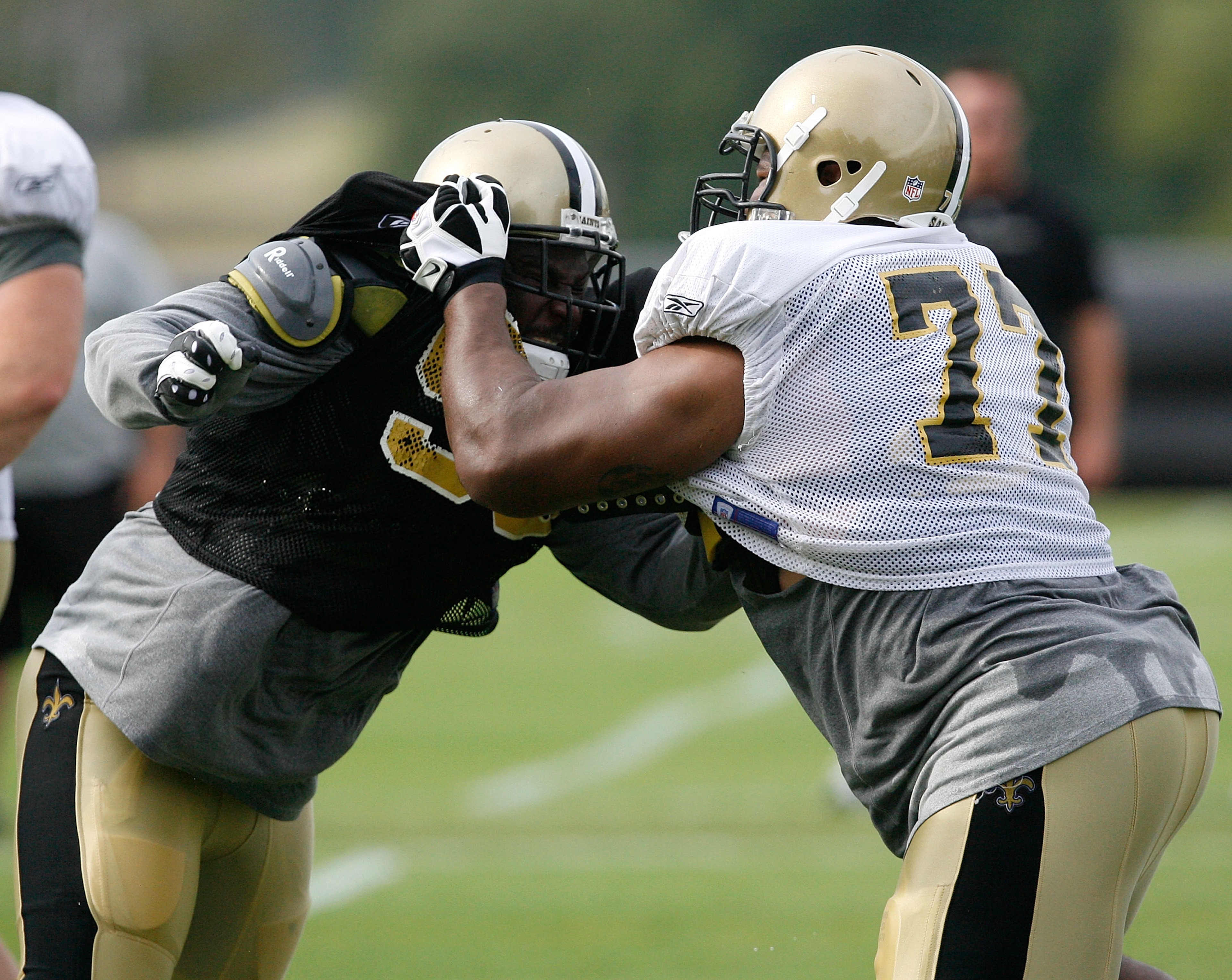 JACKSON, MS - JULY 31:  New Orleans Saints defensive end Sedrick Ellis #98 practices against offensive tackle Carl Nicks #77 during the Saints' training camp at Millsaps College July 31, 2008 in Jackson, Mississippi.  (Photo by Sean Gardner/Getty Images)