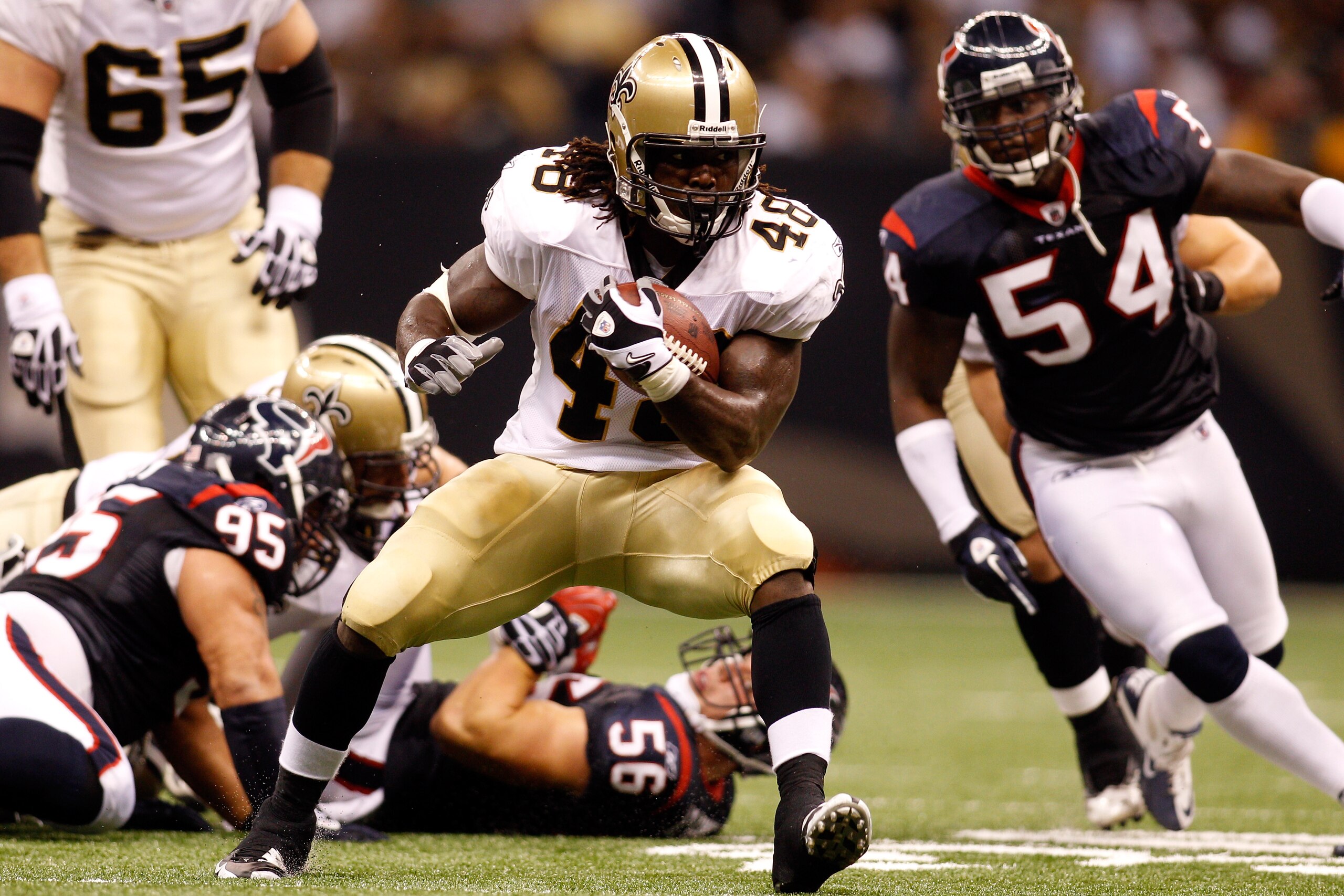 NEW ORLEANS - AUGUST 21:  Chris Ivory #48 of the New Orleans Saints runs the ball against the Houston Texans at the Louisiana Superdome on August 21, 2010 in New Orleans, Louisiana.  (Photo by Chris Graythen/Getty Images)