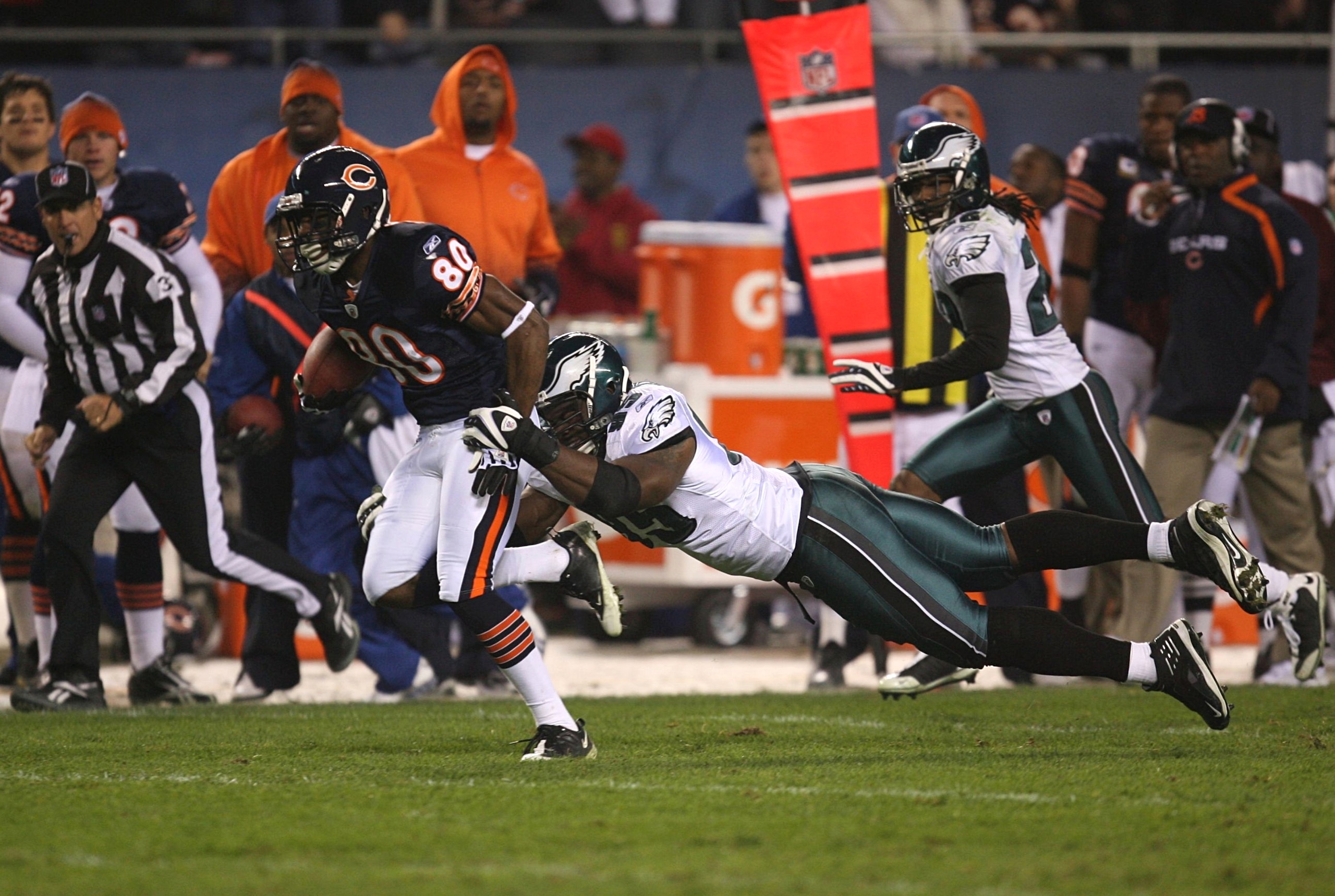 CHICAGO - NOVEMBER 22: Earl Bennett #80 of the Chicago Bears runs for yards after the catch during the second quarter against Victor Abiamiri #96 of the Philadelphia Eagles at Soldier Field on November 22, 2009 in Chicago, Illinois.  (Photo by Jonathan Da
