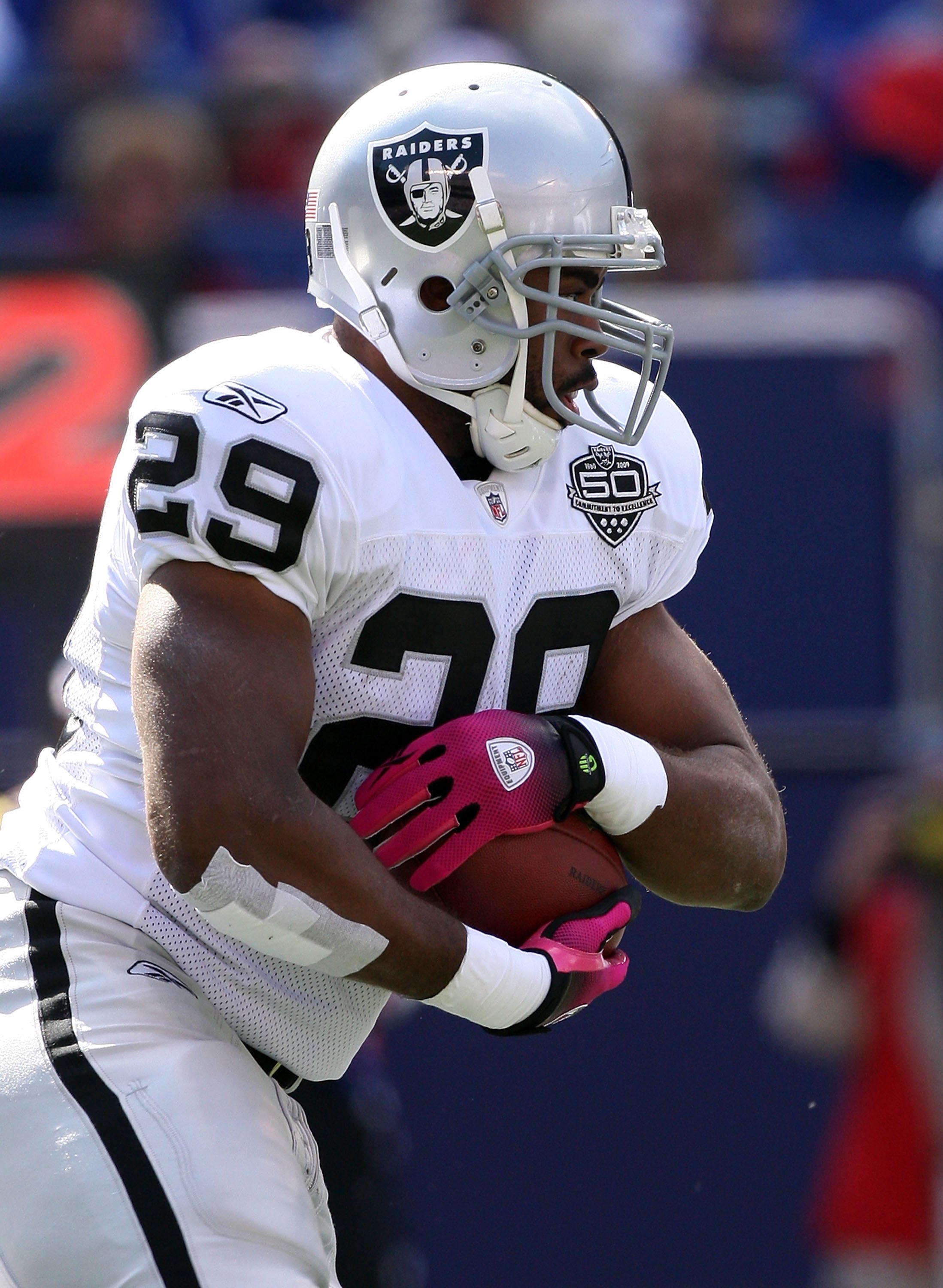 EAST RUTHERFORD, NJ - OCTOBER 11:  Michael Bush #29 of the Oakland Raiders runs the ball against the New York Giants on October 11, 2009 at Giants Stadium in East Rutherford, New Jersey.  (Photo by Jim McIsaac/Getty Images)