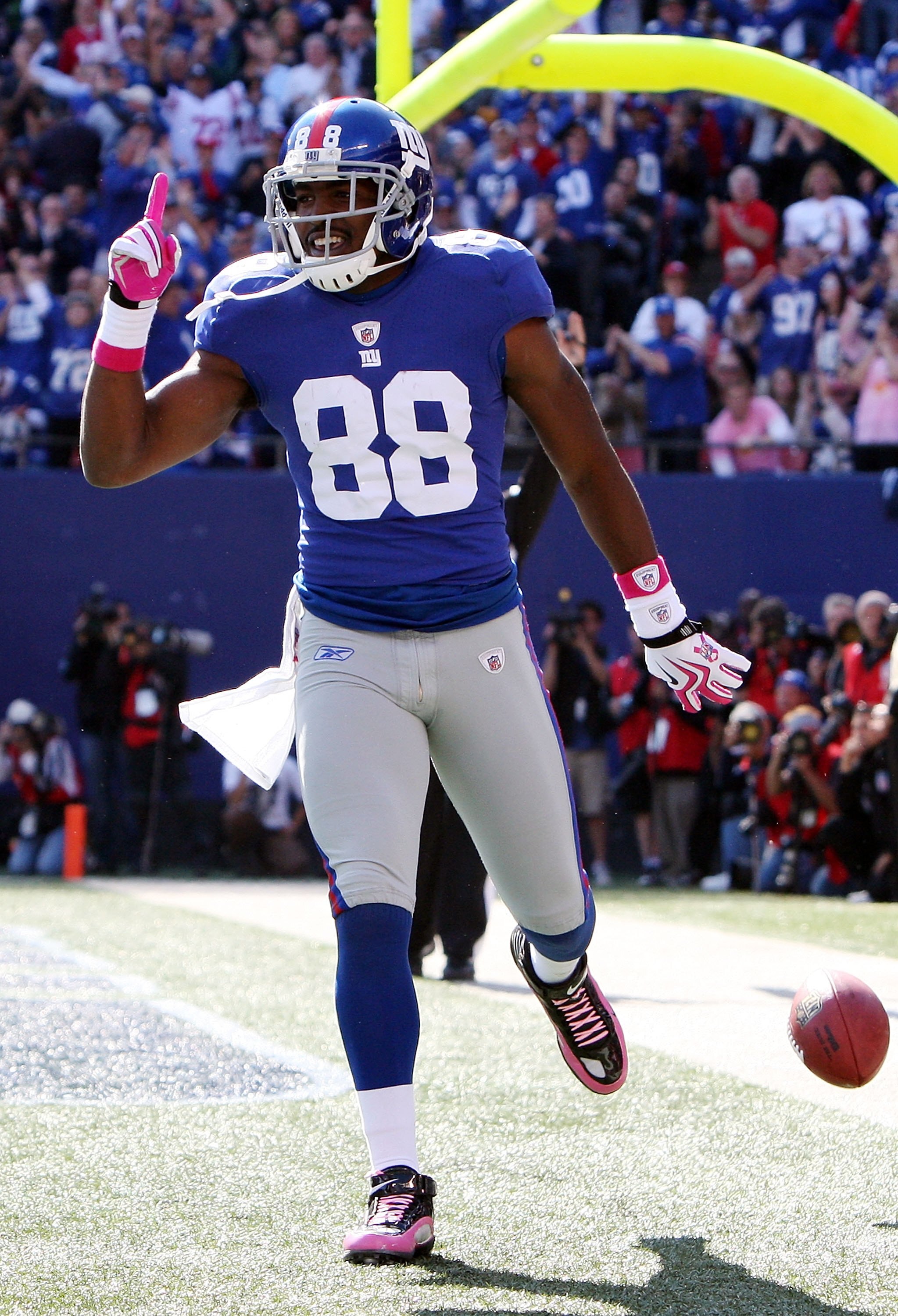 EAST RUTHERFORD, NJ - OCTOBER 11: Hakeem Nicks #88 of the New York Giants celebrates his touchdown in the first half against the Oakland Raiders on October 11, 2009 at Giants Stadium in East Rutherford, New Jersey. (Photo by Jim McIsaac/Getty Images)