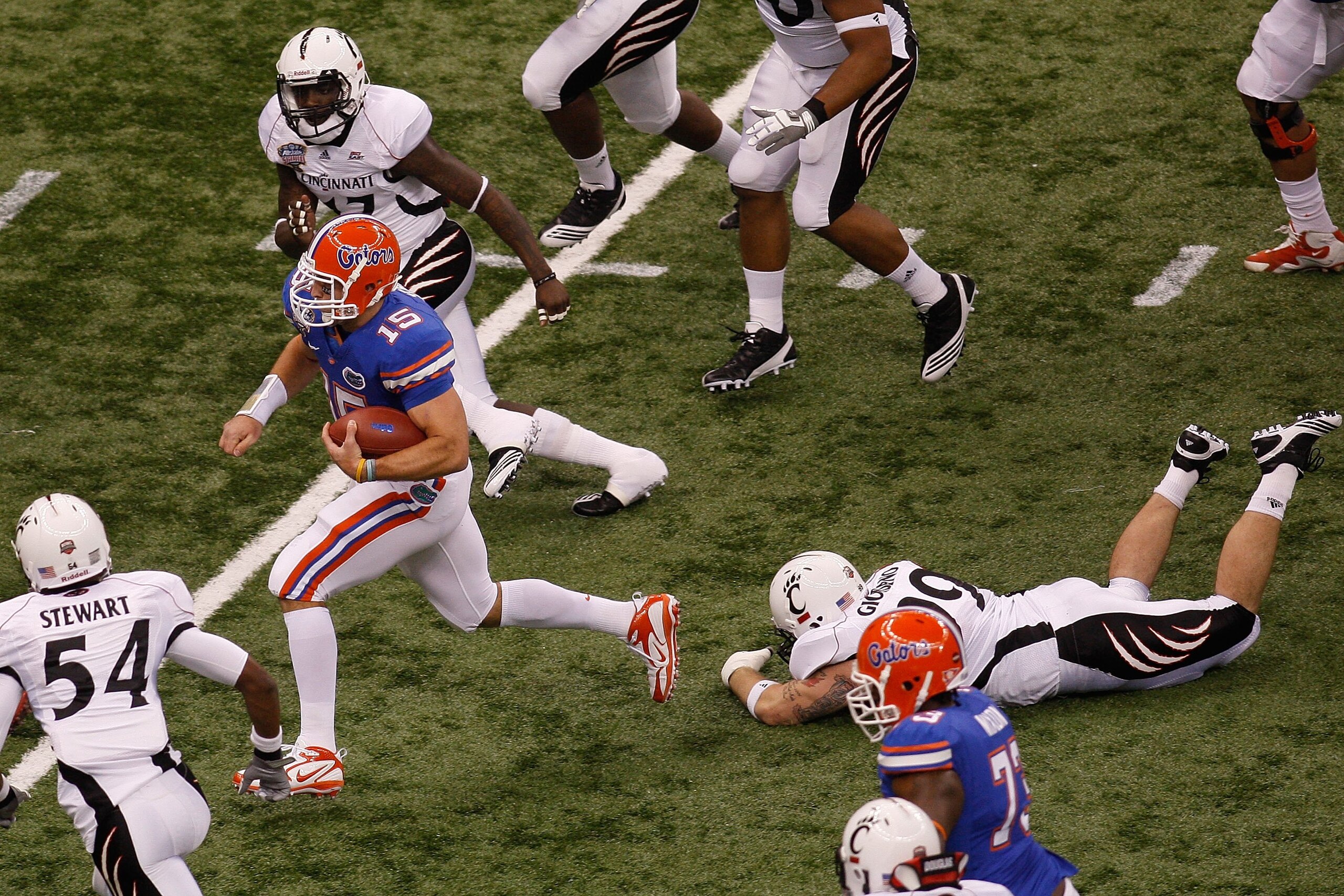 NEW ORLEANS - JANUARY 01:  Tim Tebow #15 of the Florida Gators runs through the defense of the Cincinnati Bearcats during the Allstate Sugar Bowl at the Louisana Superdome on January 1, 2010 in New Orleans, Louisiana.  (Photo by Chris Graythen/Getty Image