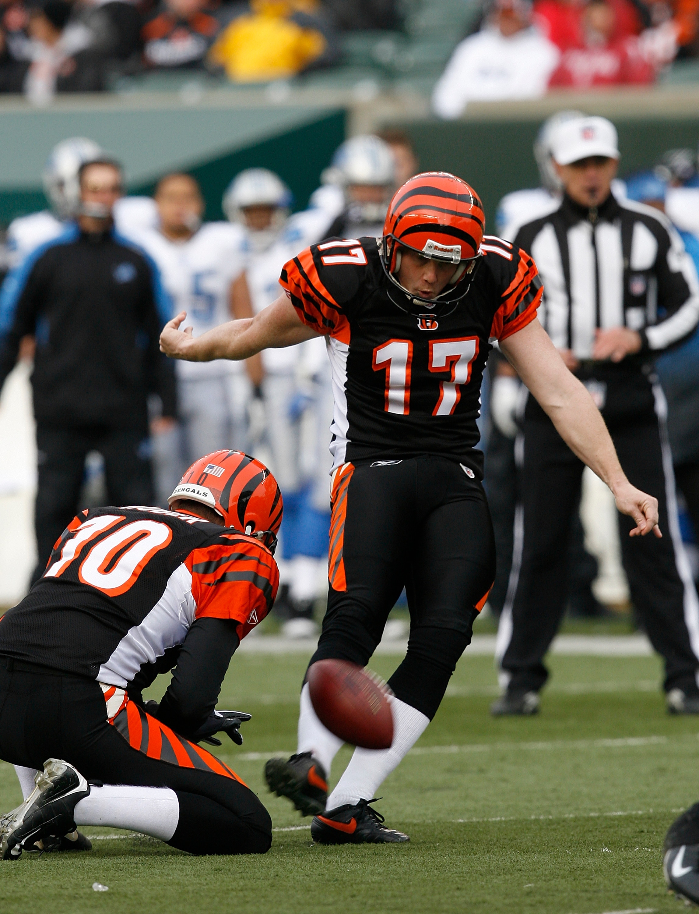 CINCINNATI, OH - DECEMBER 6: Shayne Graham #17 of the Cincinnati Bengals kicks a field goal against the Detroit Lions in their NFL game at Paul Brown Stadium December 6, 2009 in Cincinnati, Ohio.    (Photo by John Sommers II/Getty Images)