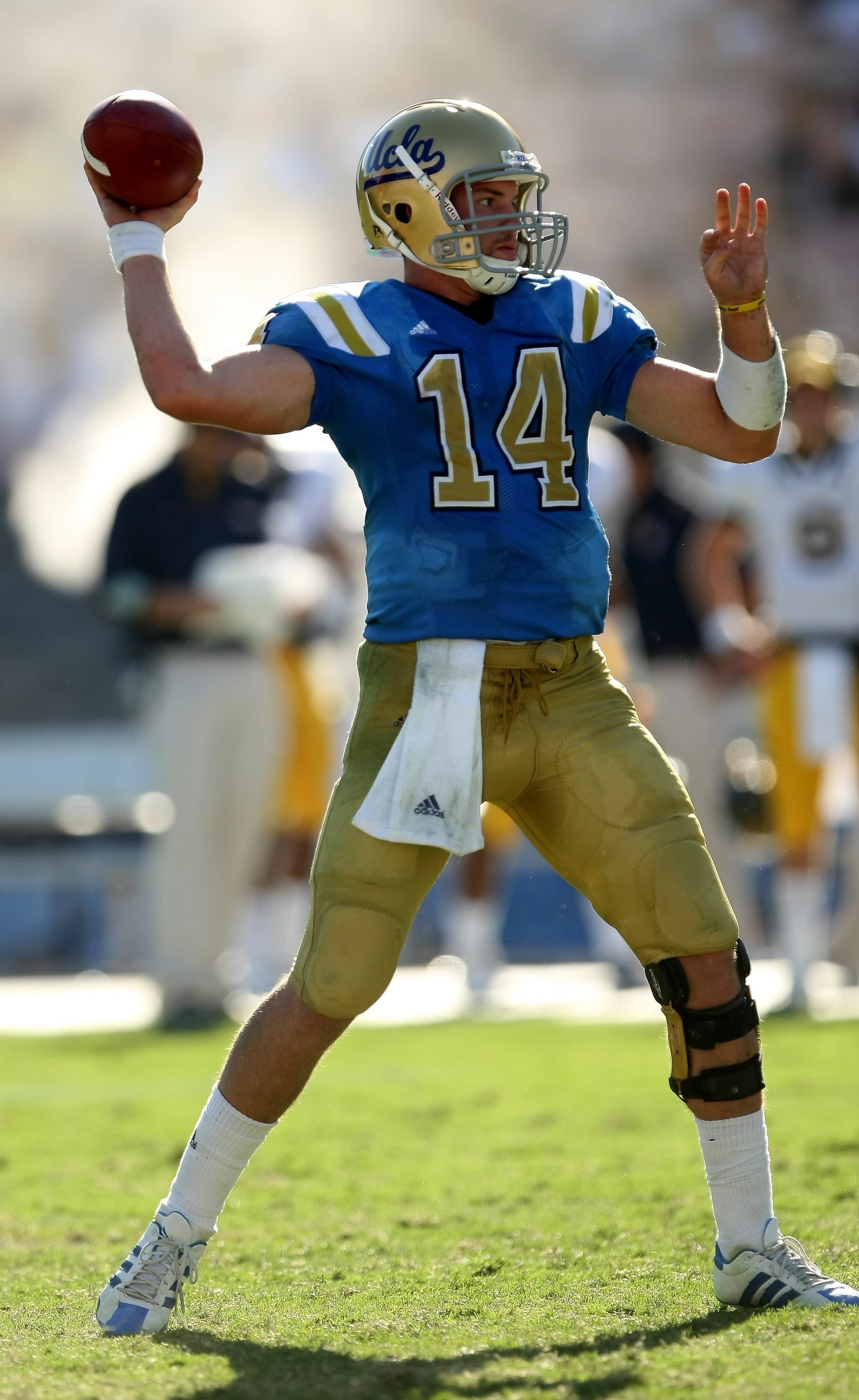 PASADENA, CA - OCTOBER 17: Quarterback Kevin Prince #14 of the UCLA Bruins throws a pass against the California Golden Bears on October 17, 2009 at the Rose Bowl in Pasadena, California.   Cal won 45-26.  (Photo by Stephen Dunn/Getty Images)