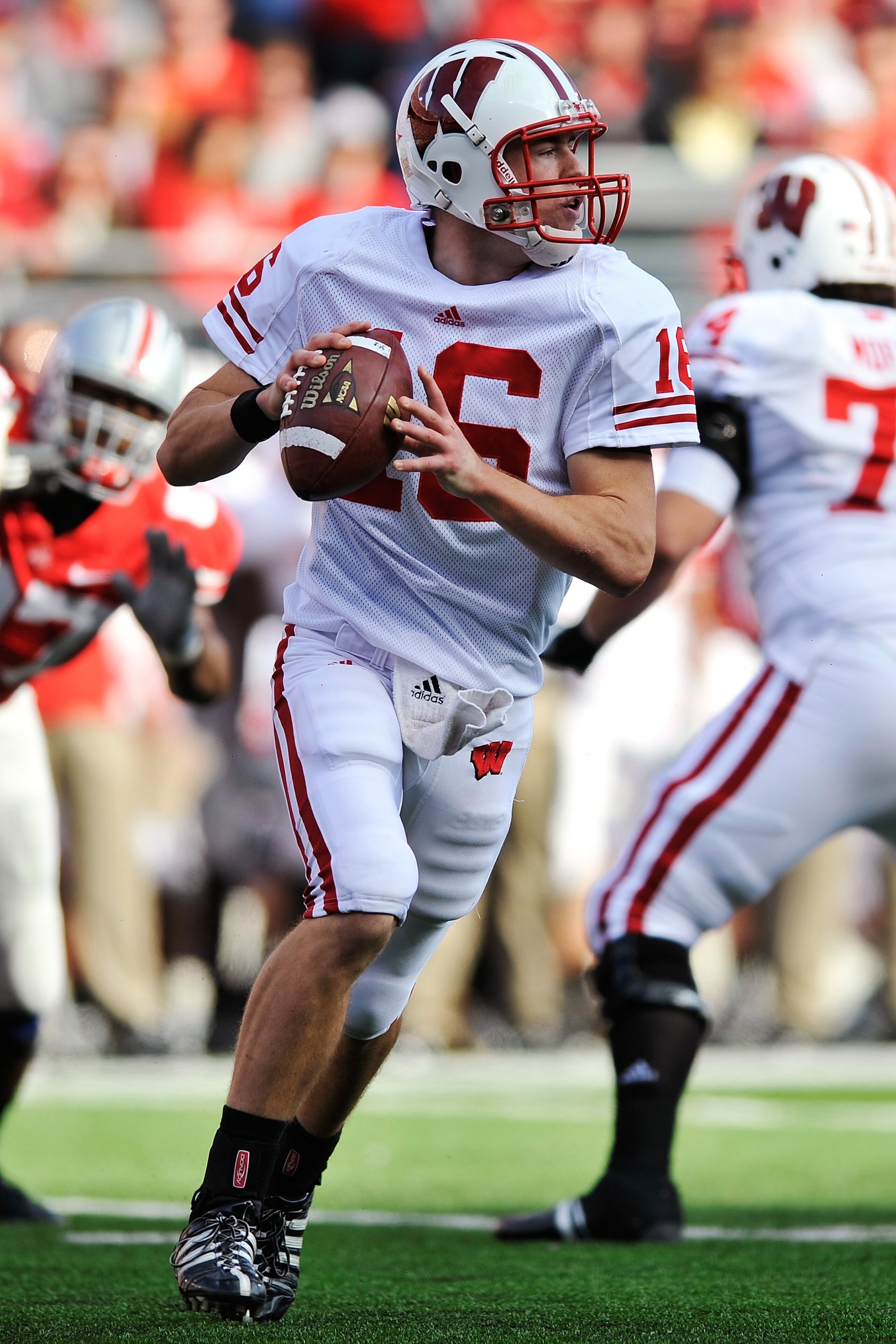 COLUMBUS, OH - OCTOBER 10:  Quarterback Scott Tolzien #16 of the Wisconsin Badgers runs with the ball against the Ohio State Buckeyes at Ohio Stadium on October 10, 2009 in Columbus, Ohio.  (Photo by Jamie Sabau/Getty Images)