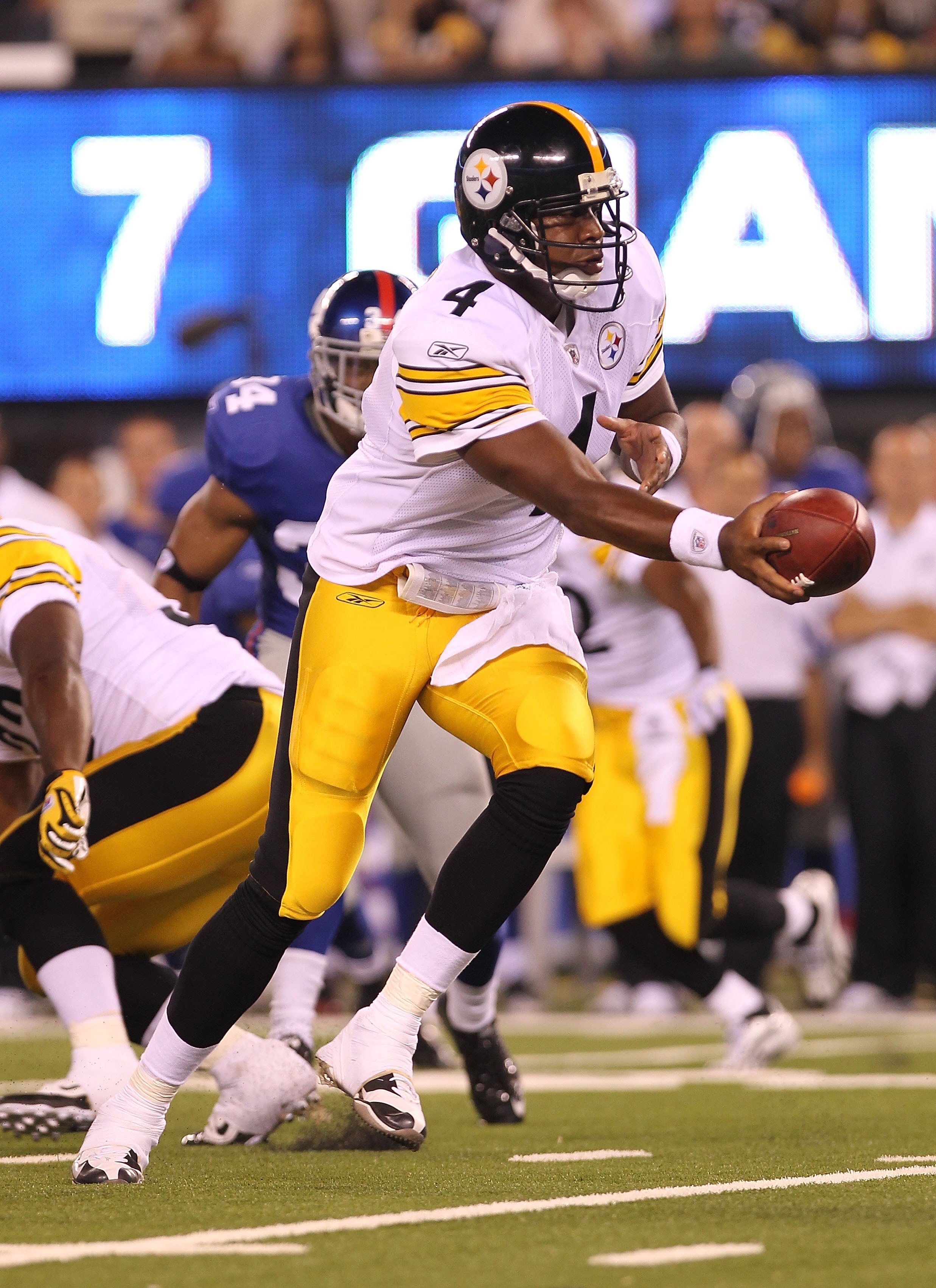 EAST RUTHERFORD, NJ - AUGUST 21:  Byron Leftwich #4 of the Pittsburgh Steelers hands the ball off against the New York Giants during their preseason game at New Meadowlands Stadium on August 21, 2010 in East Rutherford, New Jersey.  (Photo by Nick Laham/G