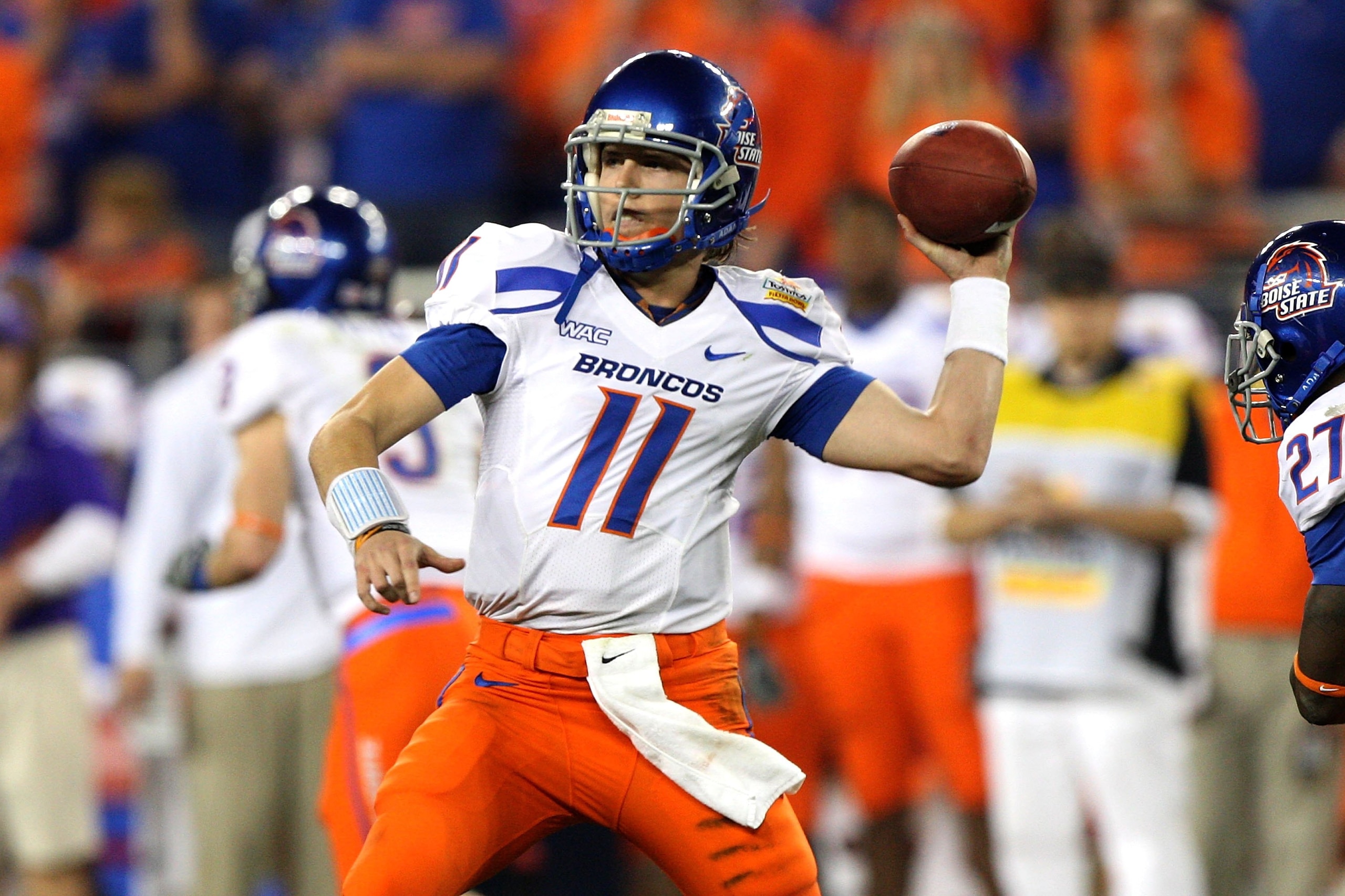 GLENDALE, AZ - JANUARY 04:  Quarterback Kellen Moore #11 of the Boise State Broncos passes the ball against the TCU Horned Frogs during the Tostitos Fiesta Bowl at the Universtity of Phoenix Stadium on January 4, 2010 in Glendale, Arizona.  (Photo by Jed
