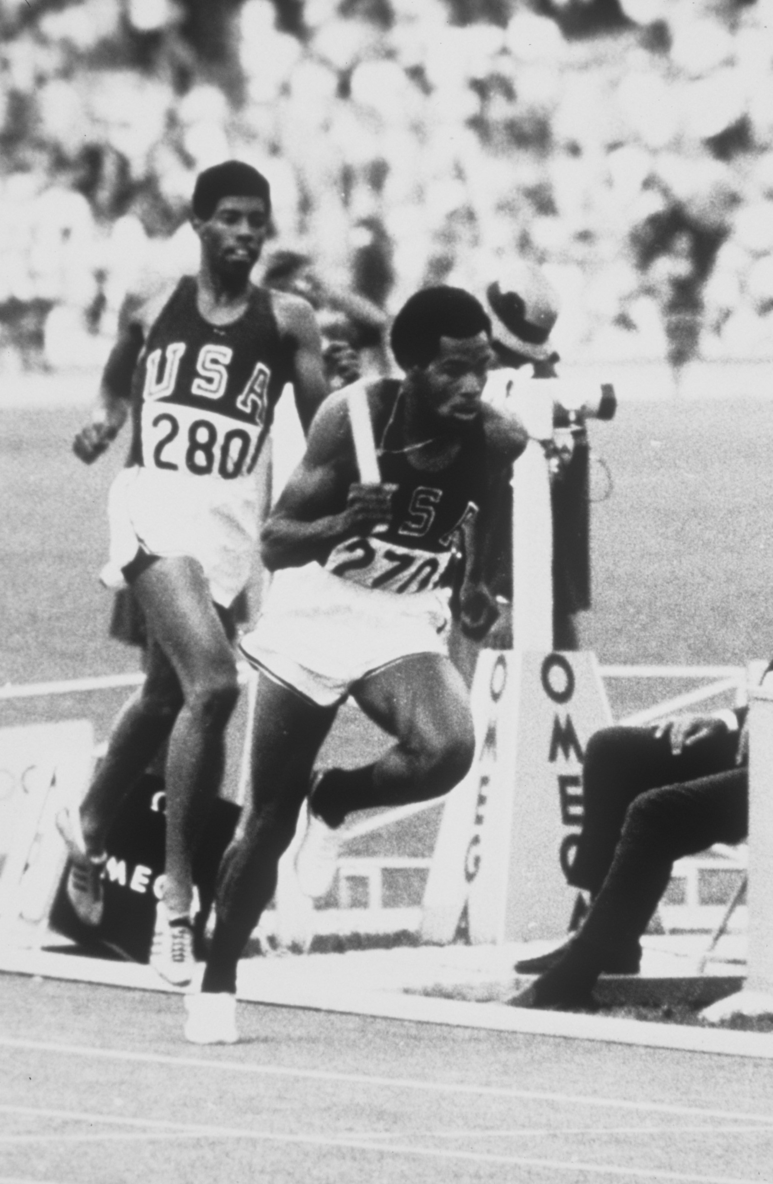 25 Apr 1969: 400m star Lee Evans of the USA runs with the baton down the track.