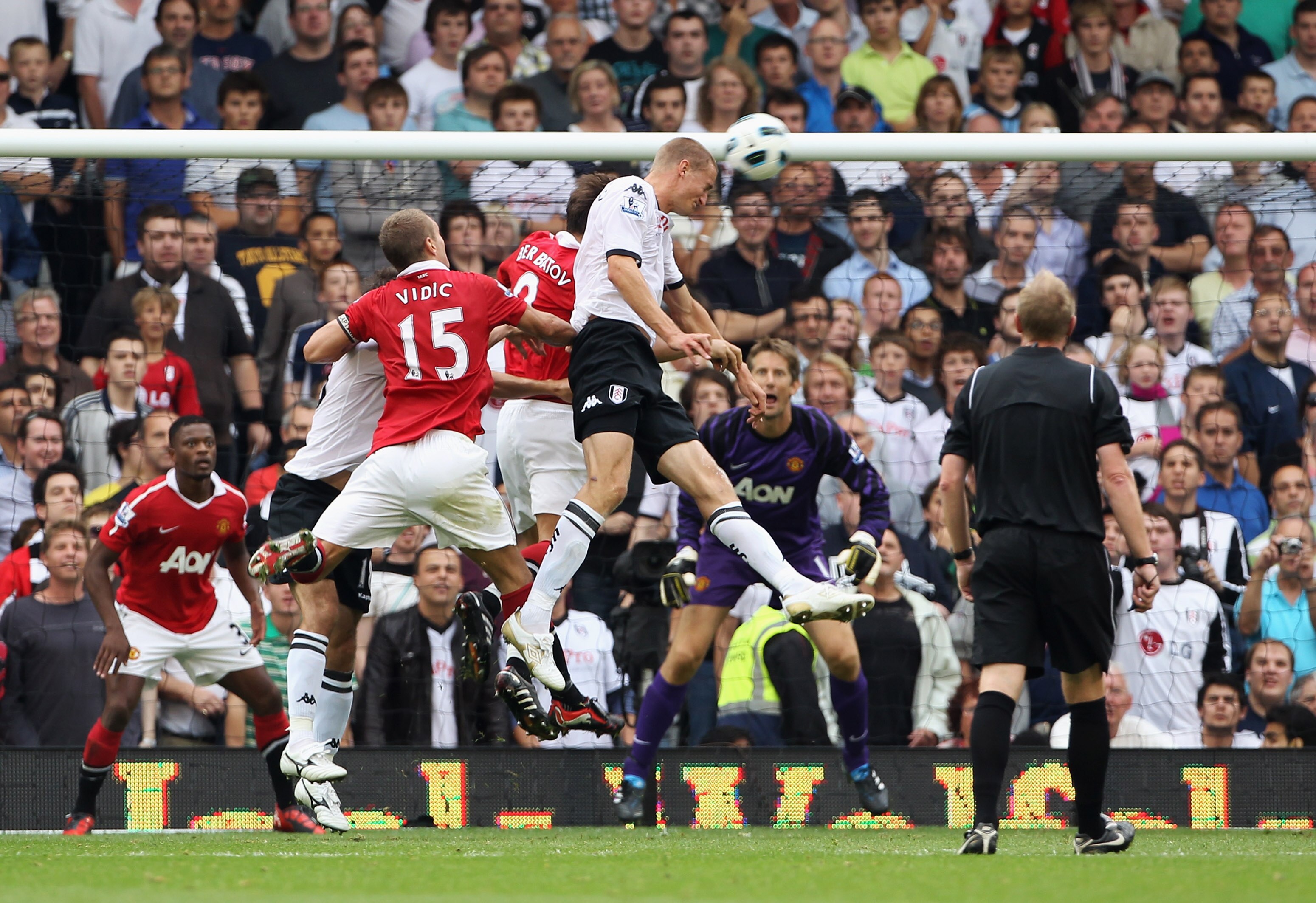 LONDON, ENGLAND - AUGUST 22:  Brede Hangeland of Fulham scores their second goal with a header during the Barclays Premier League match between Fulham and Manchester United at Craven Cottage on August 22, 2010 in London, England.  (Photo by Phil Cole/Gett