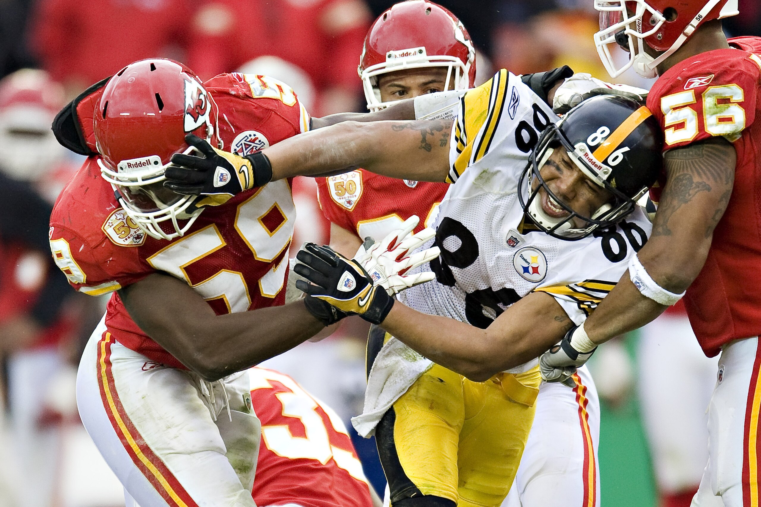 KANSAS CITY, MO - NOVEMBER 22: Wide receiver Hines Ward #86 of the Pittsburgh Steelers and linebacker Jovan Belcher #59 ofthe Kansas City Chiefs get in a shoving match at Arrowhead Stadium on November 22, 2009 in Kansas City, Missouri. The Chiefs defeat KANSAS CITY, MO - NOVEMBER 22: Wide receiver Hines Ward #86 of the Pittsburgh Steelers and linebacker Jovan Belcher #59 ofthe Kansas City Chiefs get in a shoving match at Arrowhead Stadium on November 22, 2009 in Kansas City, Missouri. The Chiefs defeat