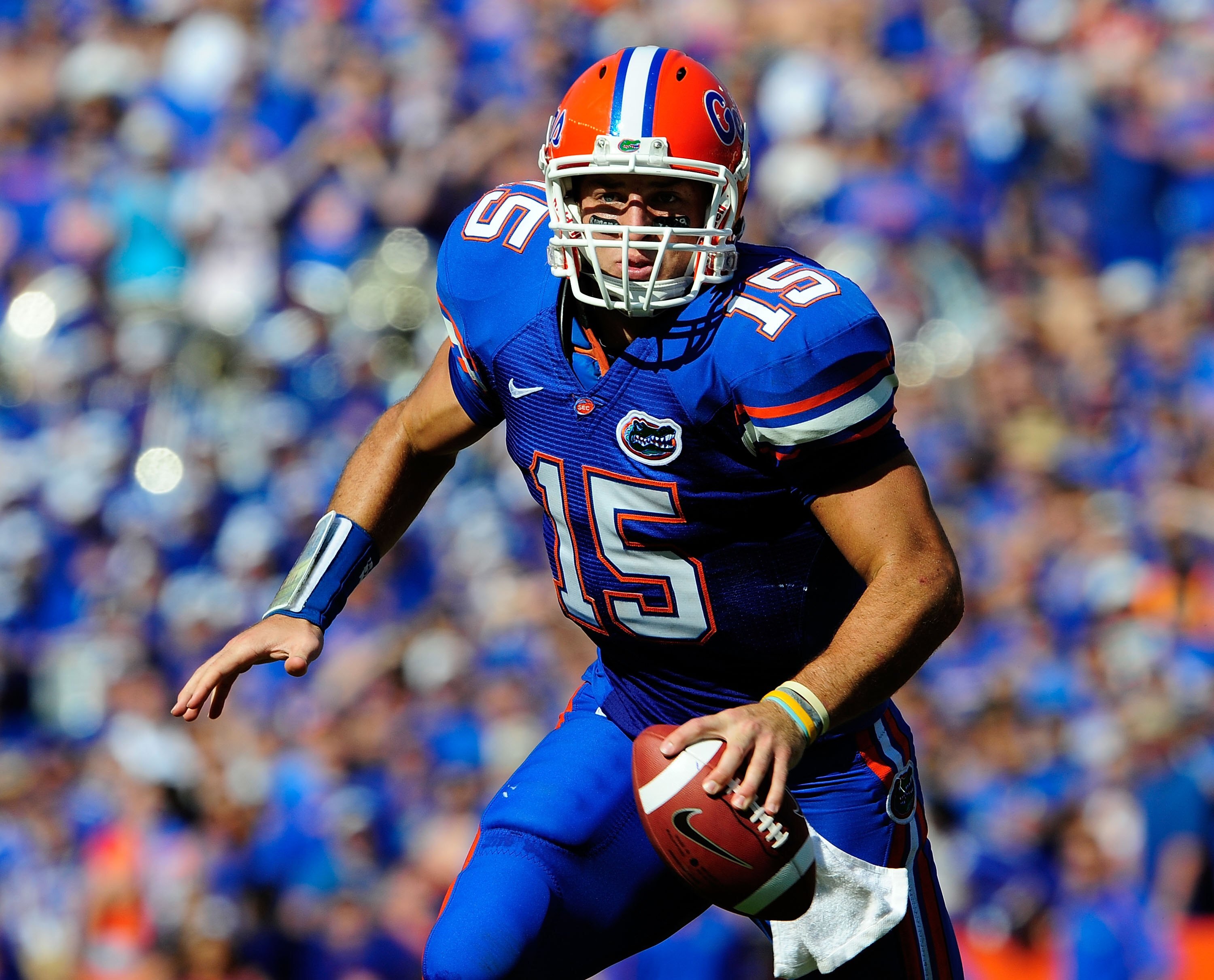 GAINESVILLE, FL - SEPTEMBER 19:  Tim Tebow #15 of the Florida Gators scrambles for yardage during the game against the Tennessee Volunteers at Ben Hill Griffin Stadium on September 19, 2009 in Gainesville, Florida.  (Photo by Sam Greenwood/Getty Images)