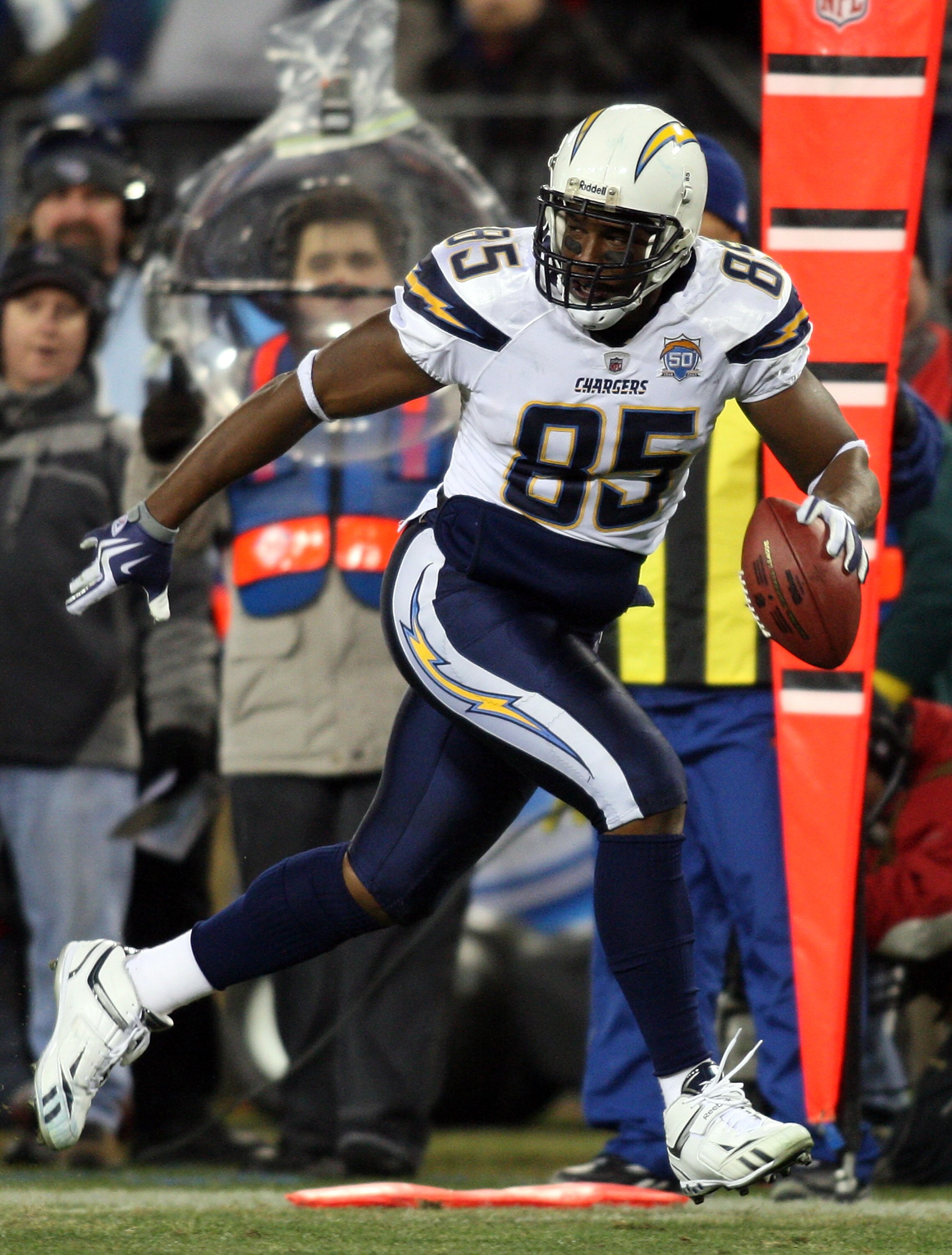 NASHVILLE, TN - DECEMBER 25: Antonio Gates #85 of the San Diego Chargers breaks free for a touchdown on this first half reception on December 25, 2009 at LP Field in Nashville, Tennessee. (Photo by Rex Brown/Getty Images)