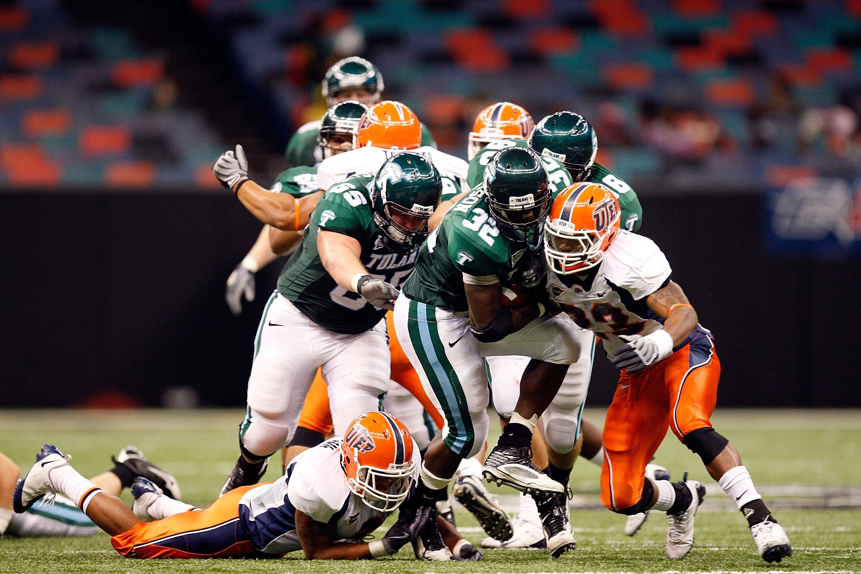 NEW ORLEANS - NOVEMBER 07:  Running back Andre Anderson #32 of the Tulane Green Wave at Louisana Superdome on November 7, 2009 in New Orleans, Louisiana.  (Photo by Ronald Martinez/Getty Images)