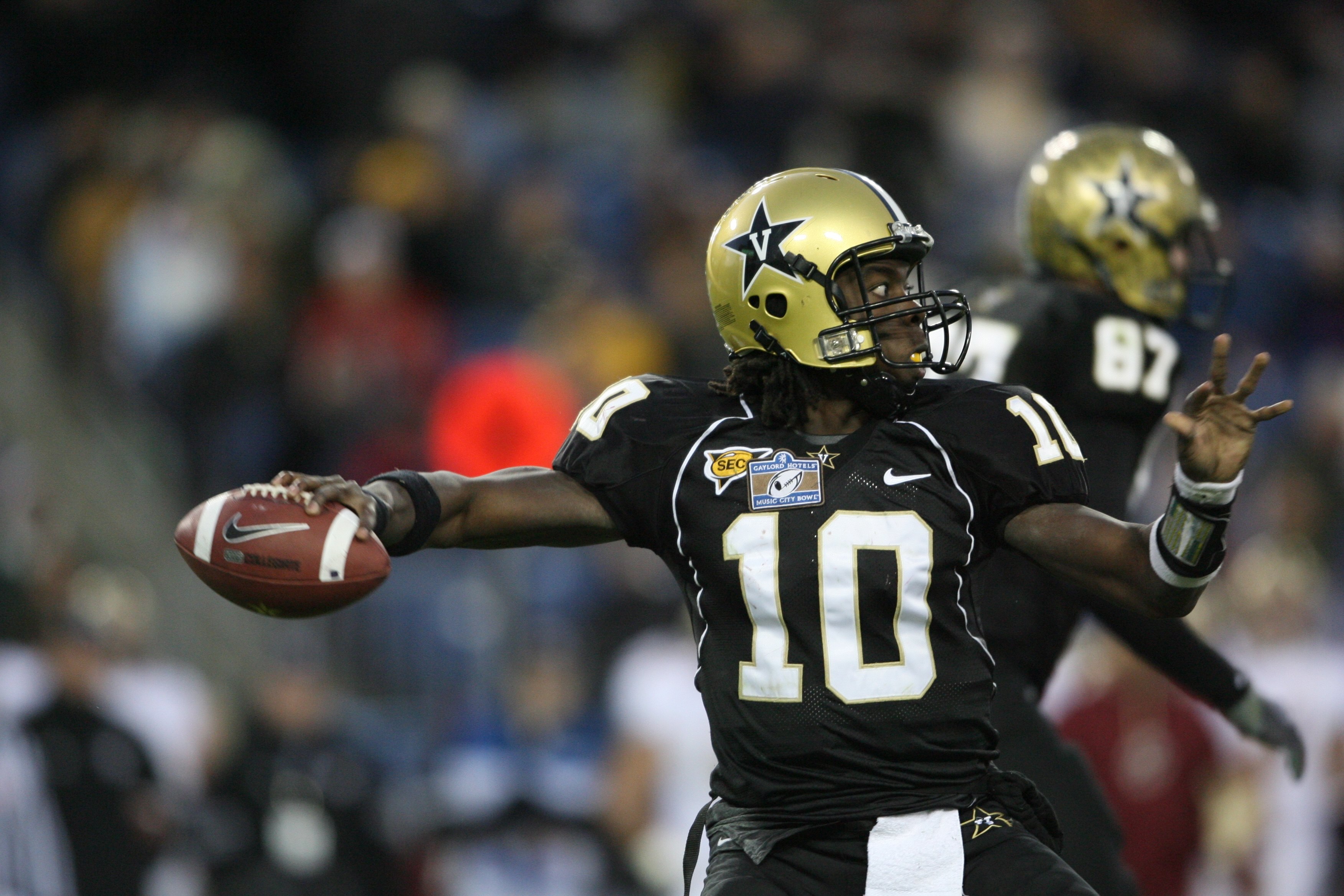 NASHVILLE, TN - DECEMBER 31:  Larry Smith #10 of the Vanderbilt Commodores passes against the Boston College Eagles during the Gaylord Hotels Music City Bowl at LP Field on December 31, 2008 in Nashville, Tennessee.  (Photo by Andy Lyons/Getty Images)