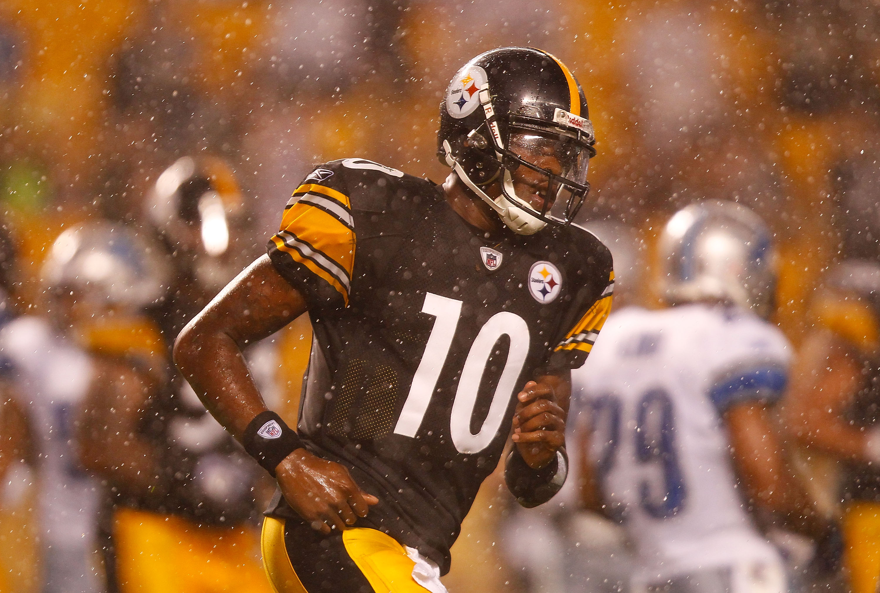 PITTSBURGH - AUGUST 14:  Dennis Dixon #10 of the Pittsburgh Steelers jogs off of the field after scoring against the Detroit Lions during the preseason game on August 14, 2010 at Heinz Field in Pittsburgh, Pennsylvania. Steelers won 23-7.  (Photo by Jared