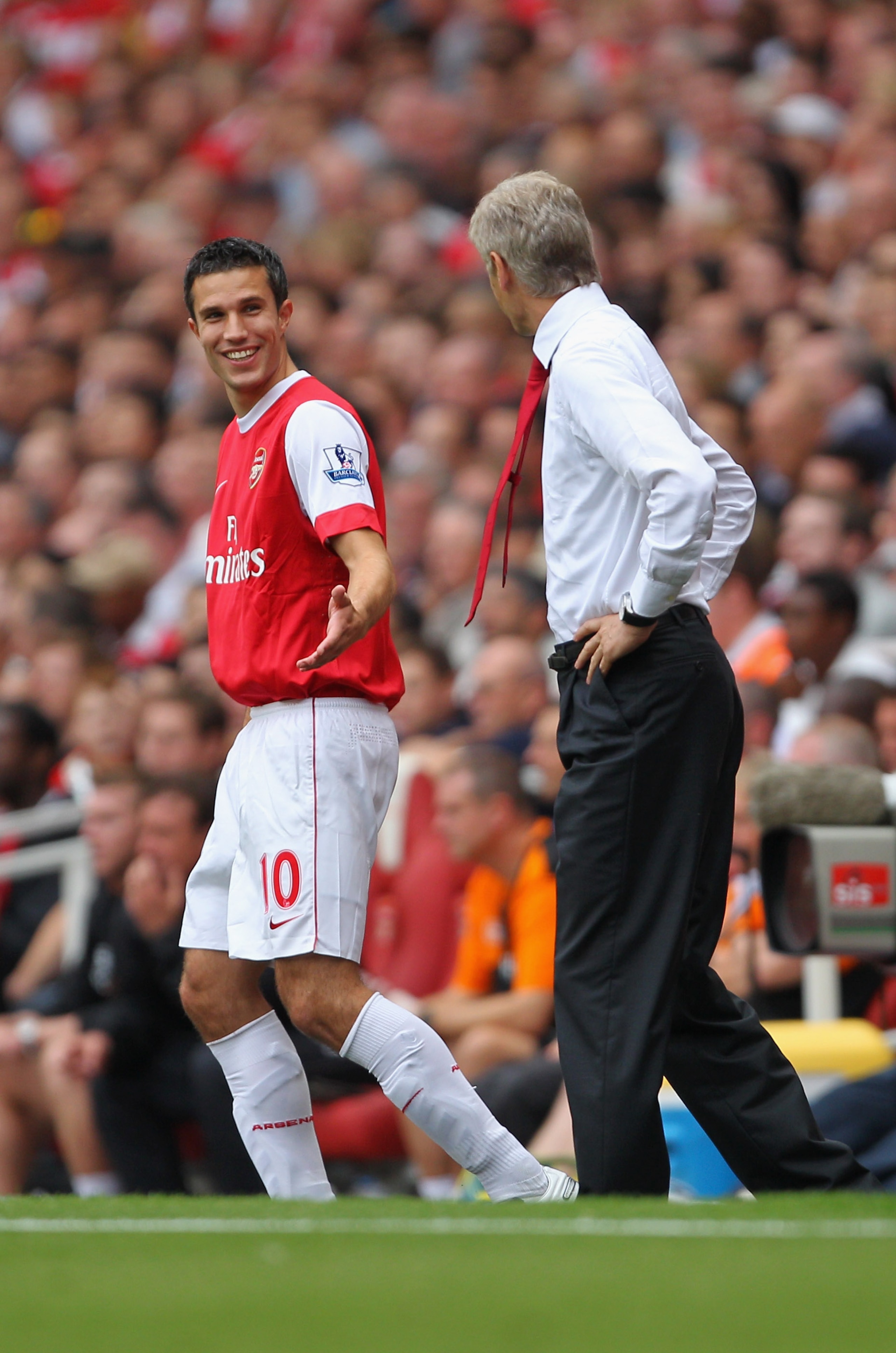 LONDON, ENGLAND - AUGUST 21: Robin van Persie of Arsenal shares a joke with Arsene Wenger prior to coming on during the Barclays Premier League match between Arsenal and Blackpool at The Emirates Stadium on August 21, 2010 in London, England. (Photo by LONDON, ENGLAND - AUGUST 21: Robin van Persie of Arsenal shares a joke with Arsene Wenger prior to coming on during the Barclays Premier League match between Arsenal and Blackpool at The Emirates Stadium on August 21, 2010 in London, England. (Photo by