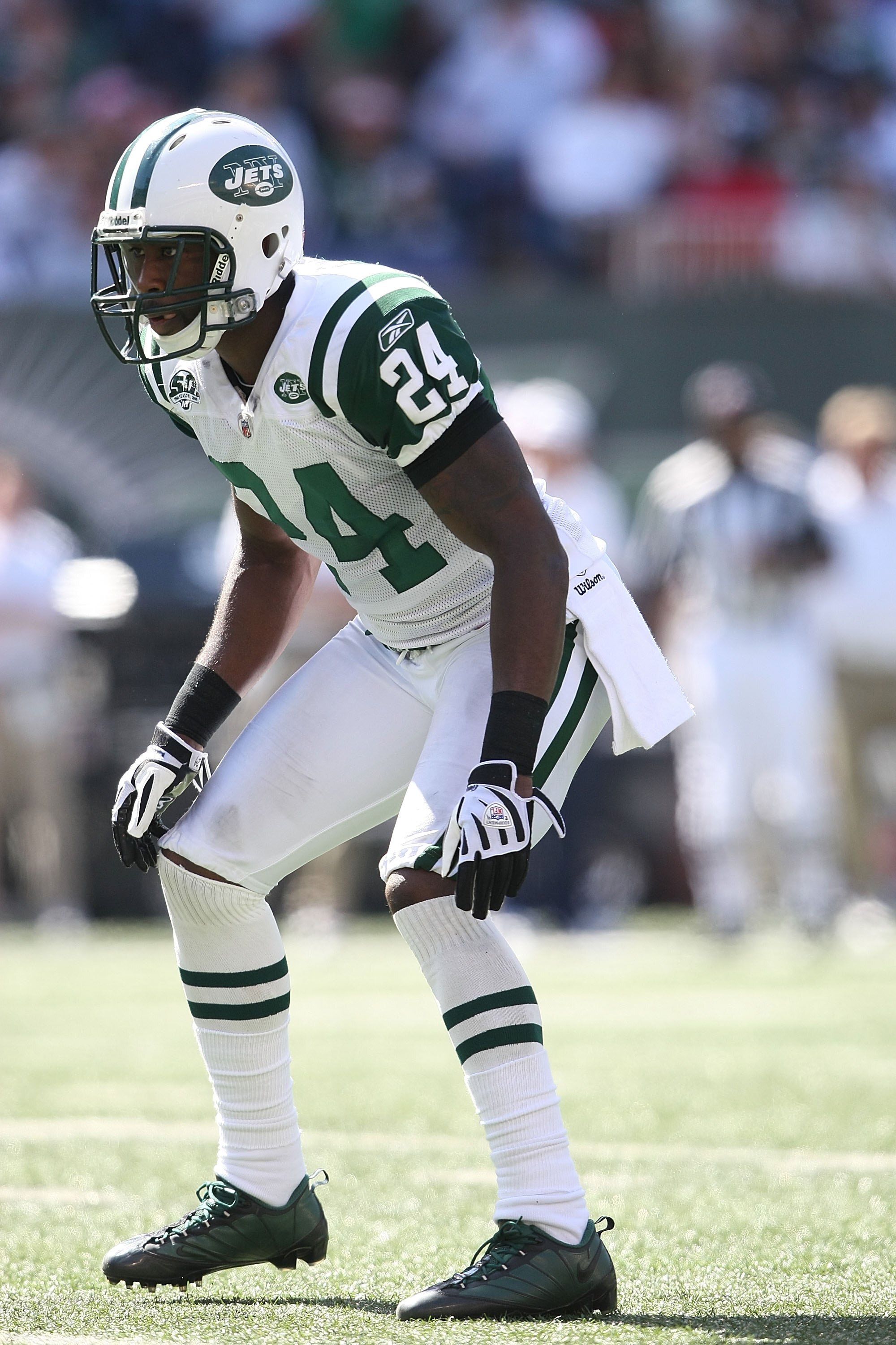 EAST RUTHERFORD, NJ - SEPTEMBER 20:  Darrelle Revis #24 of the New York Jets against the New England Patriots at Giants Stadium on September 20, 2009 in East Rutherford, New Jersey.  (Photo by Nick Laham/Getty Images)