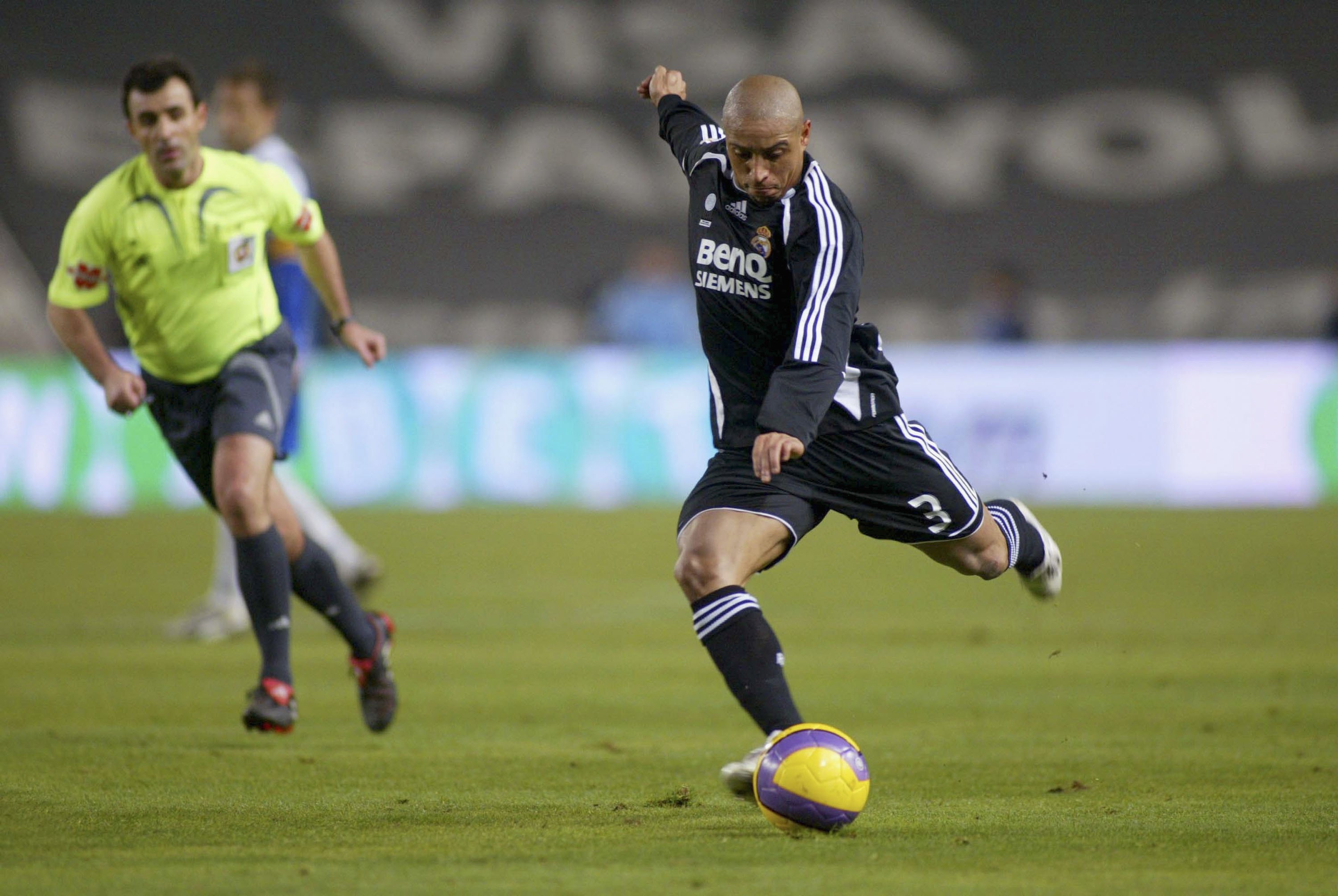 BARCELONA, SPAIN - DECEMBER 17: Roberto Carlos of Real Madrid in action during the match between RCD Espanyol and Real Madrid, of La Liga, at the Lluis Companys stadium on December 17, 2006,  in Barcelona, Spain. (Photo by Bagu Blanco/Getty Images).