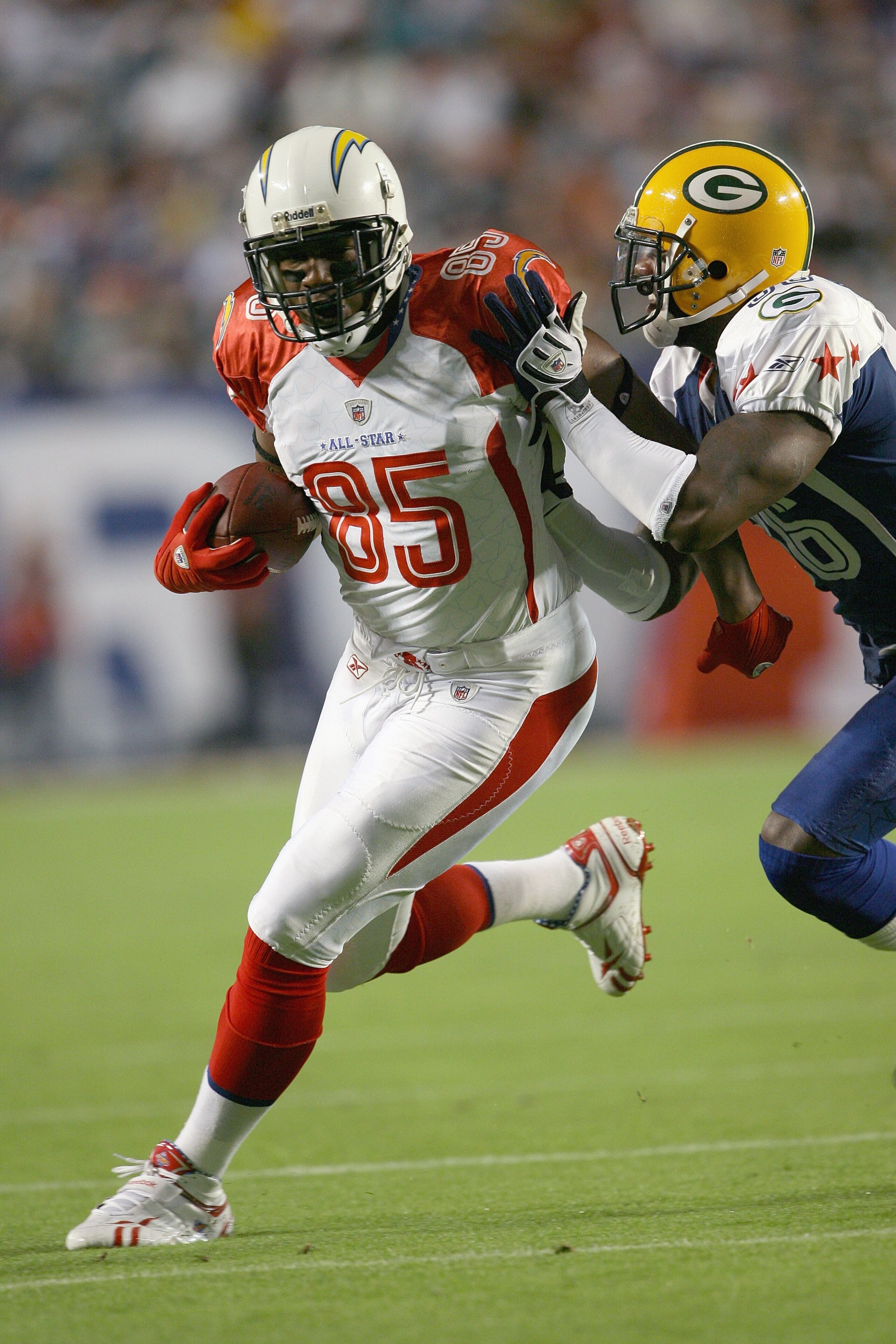 MIAMI GARDENS, FL - JANUARY 31: Antonio Gates #85 of the San Diego Chargers carries the ball during the 2010 AFC-NFC Pro Bowl at Sun Life Stadium on January 31, 2010 in Miami Gardens, Florida. (Photo by Doug Benc/Getty Images)