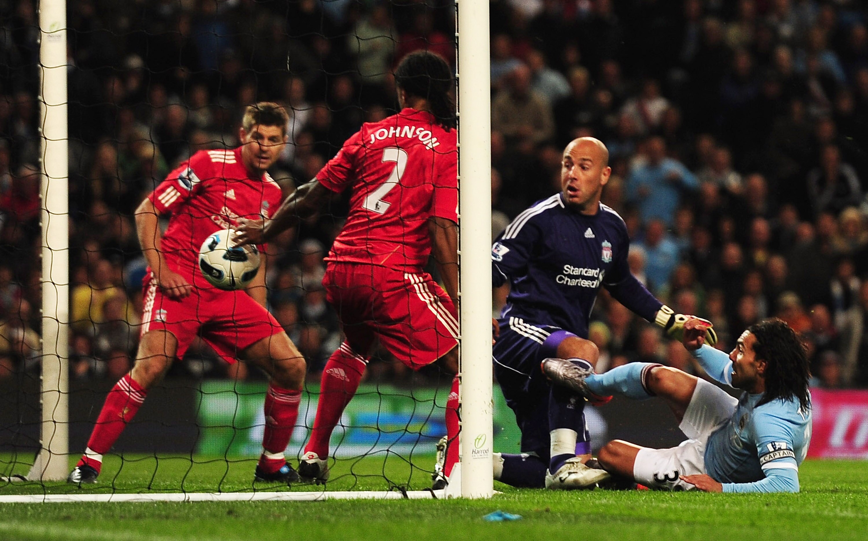 MANCHESTER, ENGLAND - AUGUST 23:  Carlos Tevez of Manchester City scores the second goal  during the Barclays Premier League match between Manchester City and Liverpool at City of Manchester Stadium on August 23, 2010 in Manchester, England.  (Photo by La