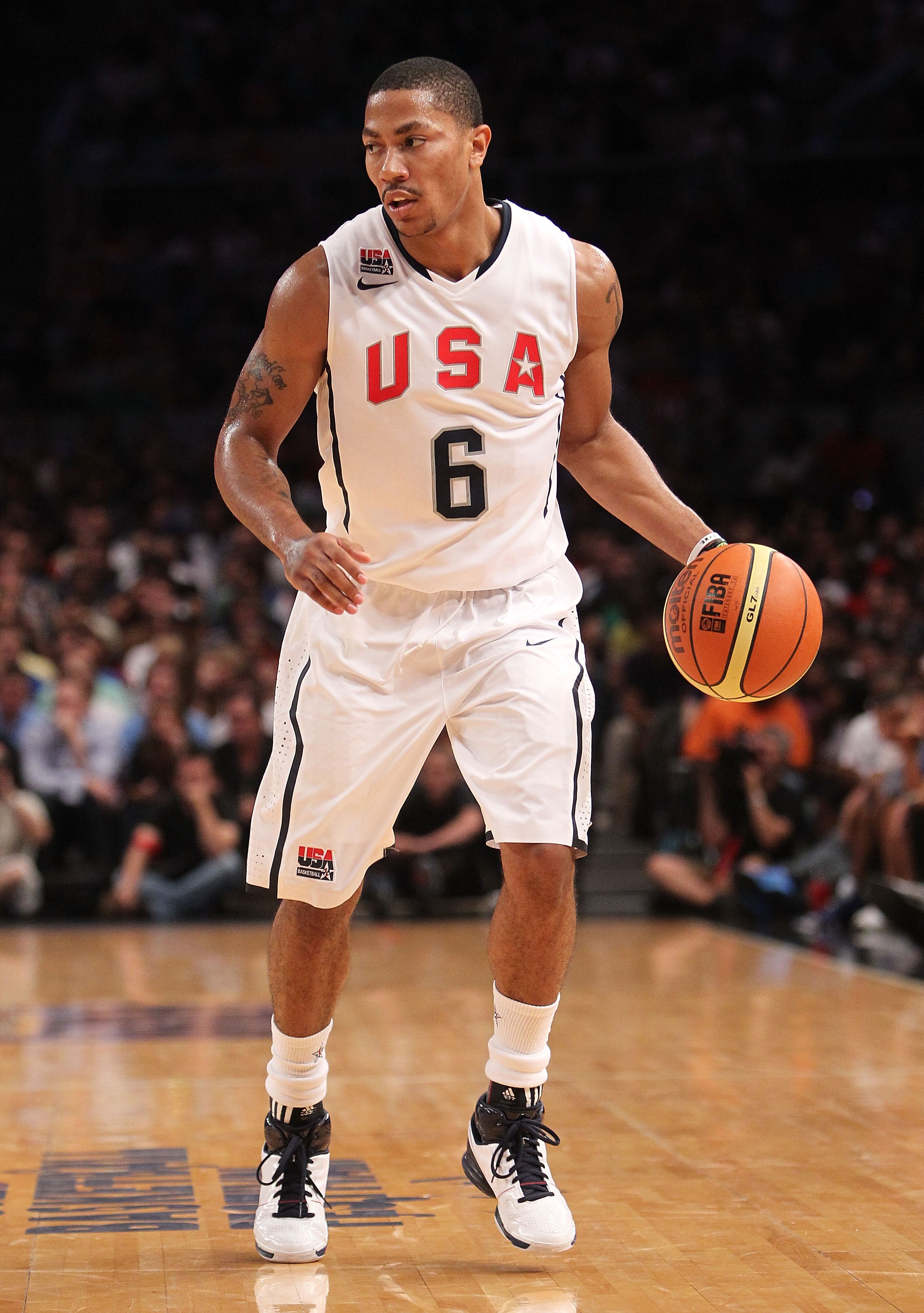 NEW YORK - AUGUST 15: Derrick Rose #6 of the United States with the ball against France during their exhibition game as part of the World Basketball Festival at Madison Square Garden on August 15, 2010 in New York City.  (Photo by Nick Laham/Getty Images)