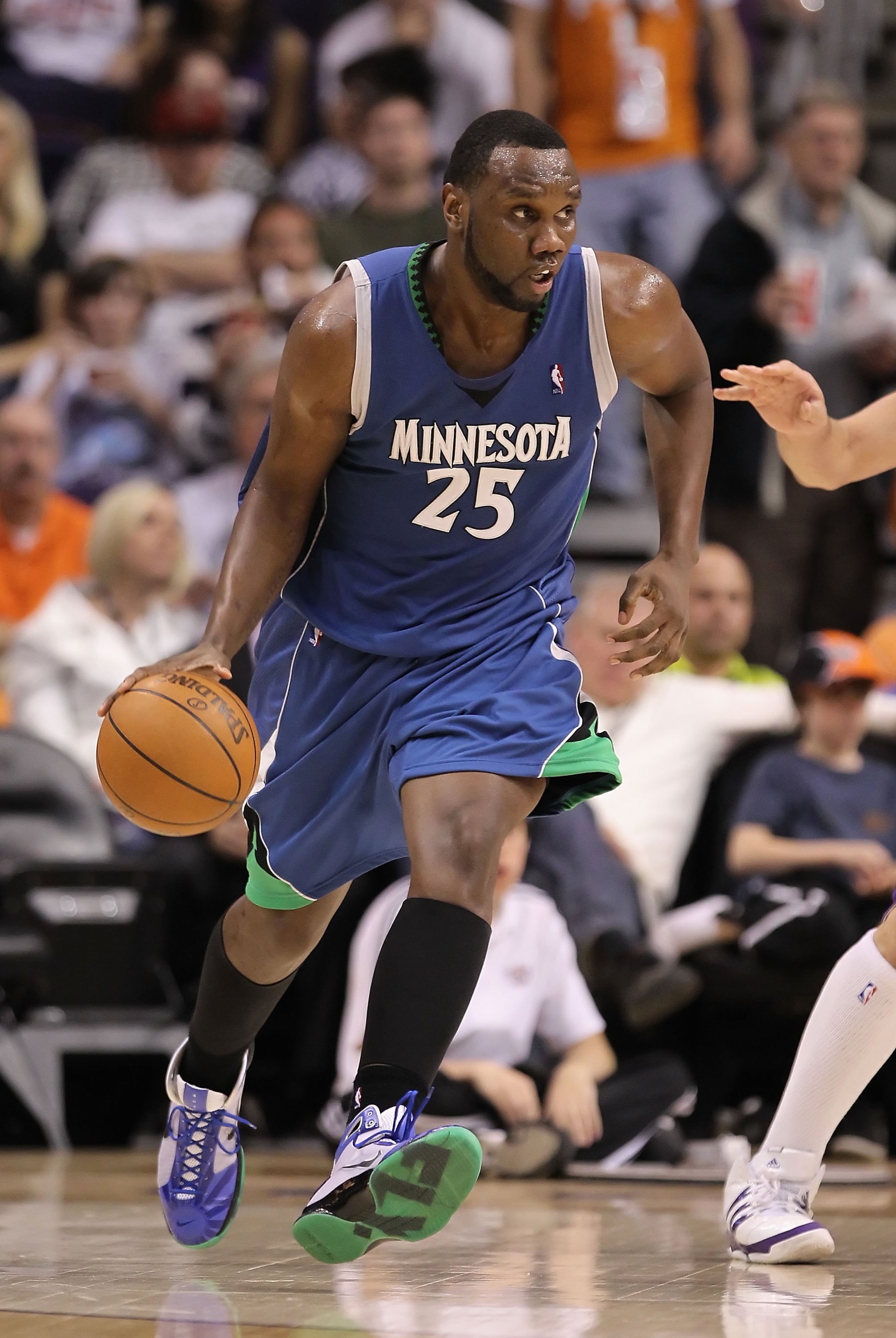 PHOENIX - MARCH 16: Al Jefferson #25 of the Minnesota Timberwolves handles the ball during the NBA game against the Phoenix Suns at US Airways Center on March 16, 2010 in Phoenix, Arizona. The Suns defeated the Timberwolves 152-114. NOTE TO USER: User e PHOENIX - MARCH 16: Al Jefferson #25 of the Minnesota Timberwolves handles the ball during the NBA game against the Phoenix Suns at US Airways Center on March 16, 2010 in Phoenix, Arizona. The Suns defeated the Timberwolves 152-114. NOTE TO USER: User e