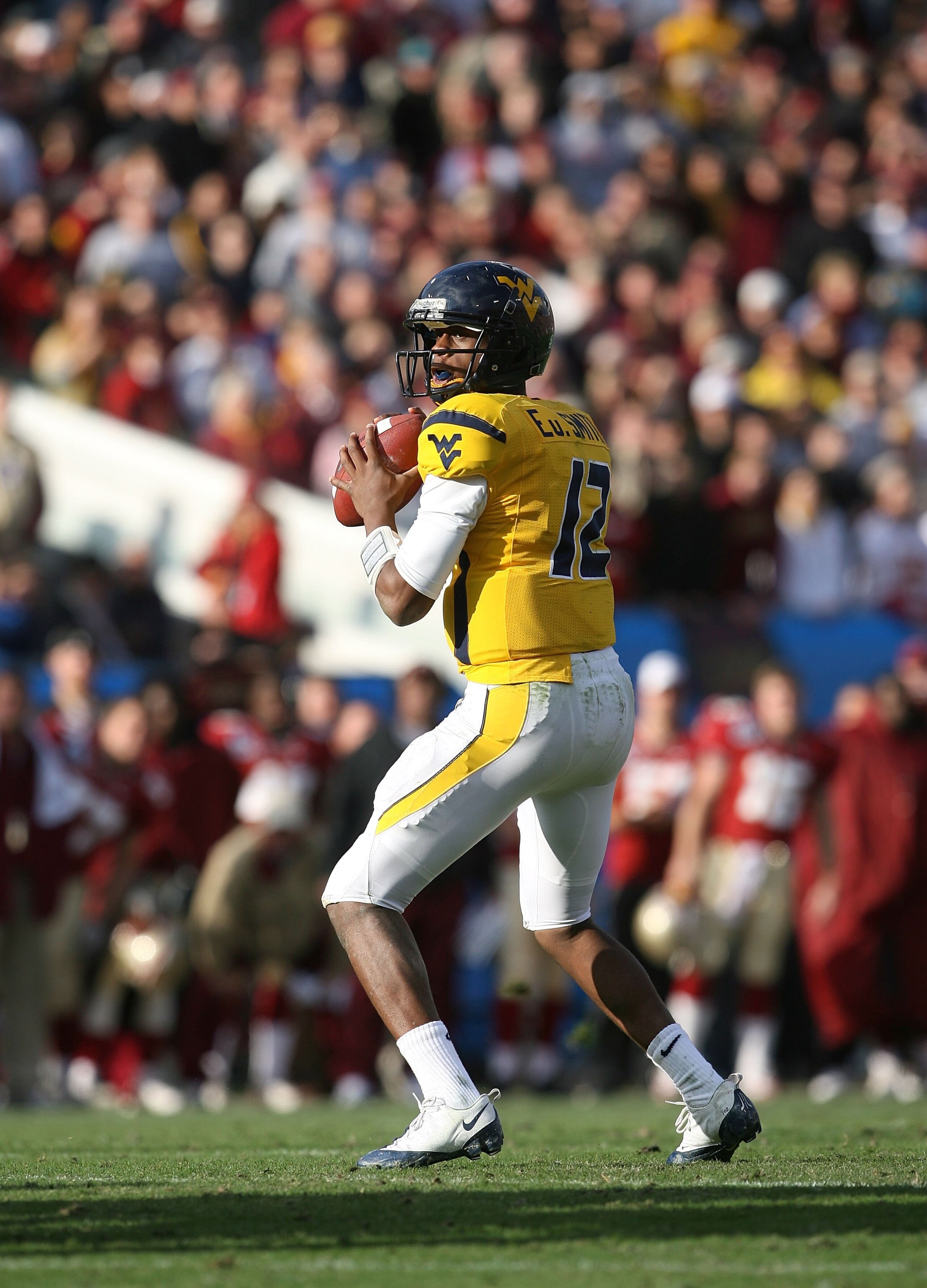 JACKSONVILLE, FL - JANUARY 01: Quarterback Geno Smith #12 of the West Virginia Mountaineers drops back to pass against the Florida State Seminoles during the Konica Minolta Gator Bowl on January 1, 2010 at Jacksonville Municipal Stadium in Jacksonville, JACKSONVILLE, FL - JANUARY 01: Quarterback Geno Smith #12 of the West Virginia Mountaineers drops back to pass against the Florida State Seminoles during the Konica Minolta Gator Bowl on January 1, 2010 at Jacksonville Municipal Stadium in Jacksonville,