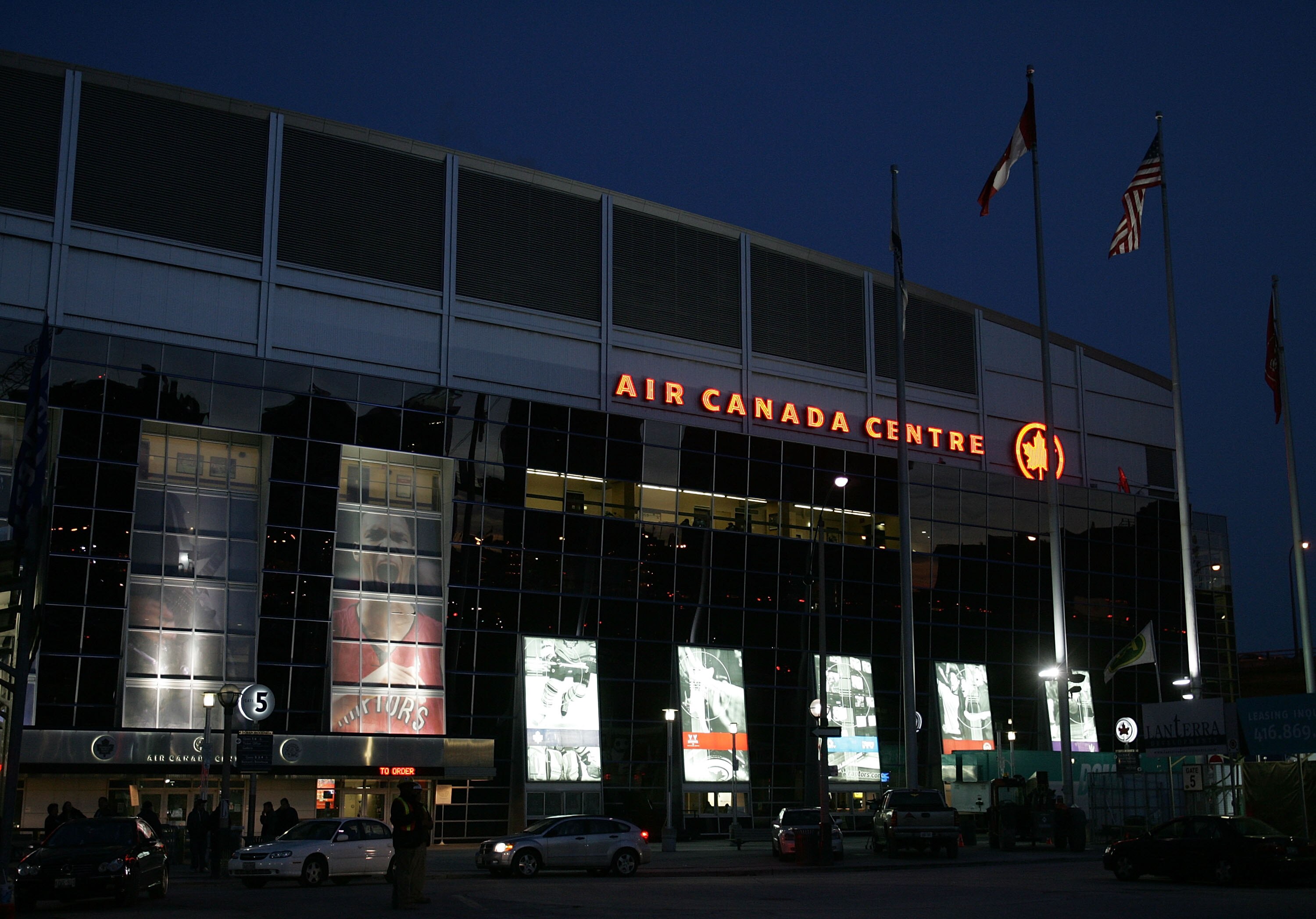 TORONTO, ON - NOVEMBER 13: An exterior view of the Air Canada Centre prior to a game between the Montreal Canadiens and the Toronto Maple Leafs on November 13, 2007 in Toronto, Ontario, Canada.  (Photo by Bruce Bennett/Getty Images)