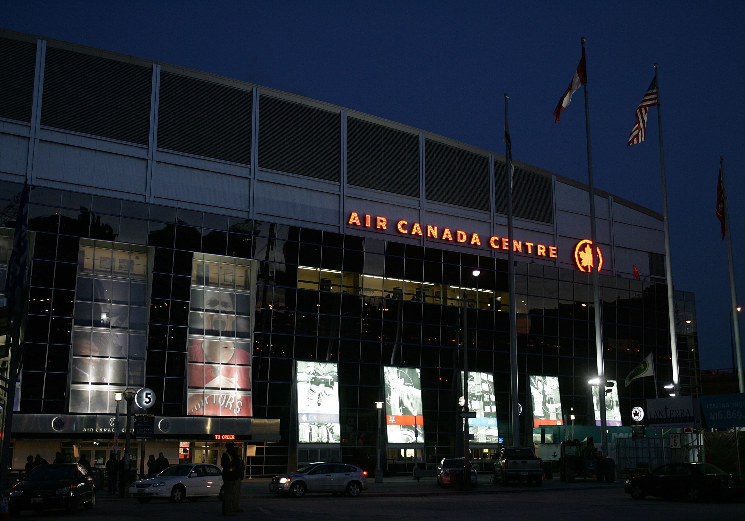 TORONTO, ON - NOVEMBER 13: An exterior view of the Air Canada Centre prior to a game between the Montreal Canadiens and the Toronto Maple Leafs on November 13, 2007 in Toronto, Ontario, Canada.  (Photo by Bruce Bennett/Getty Images)