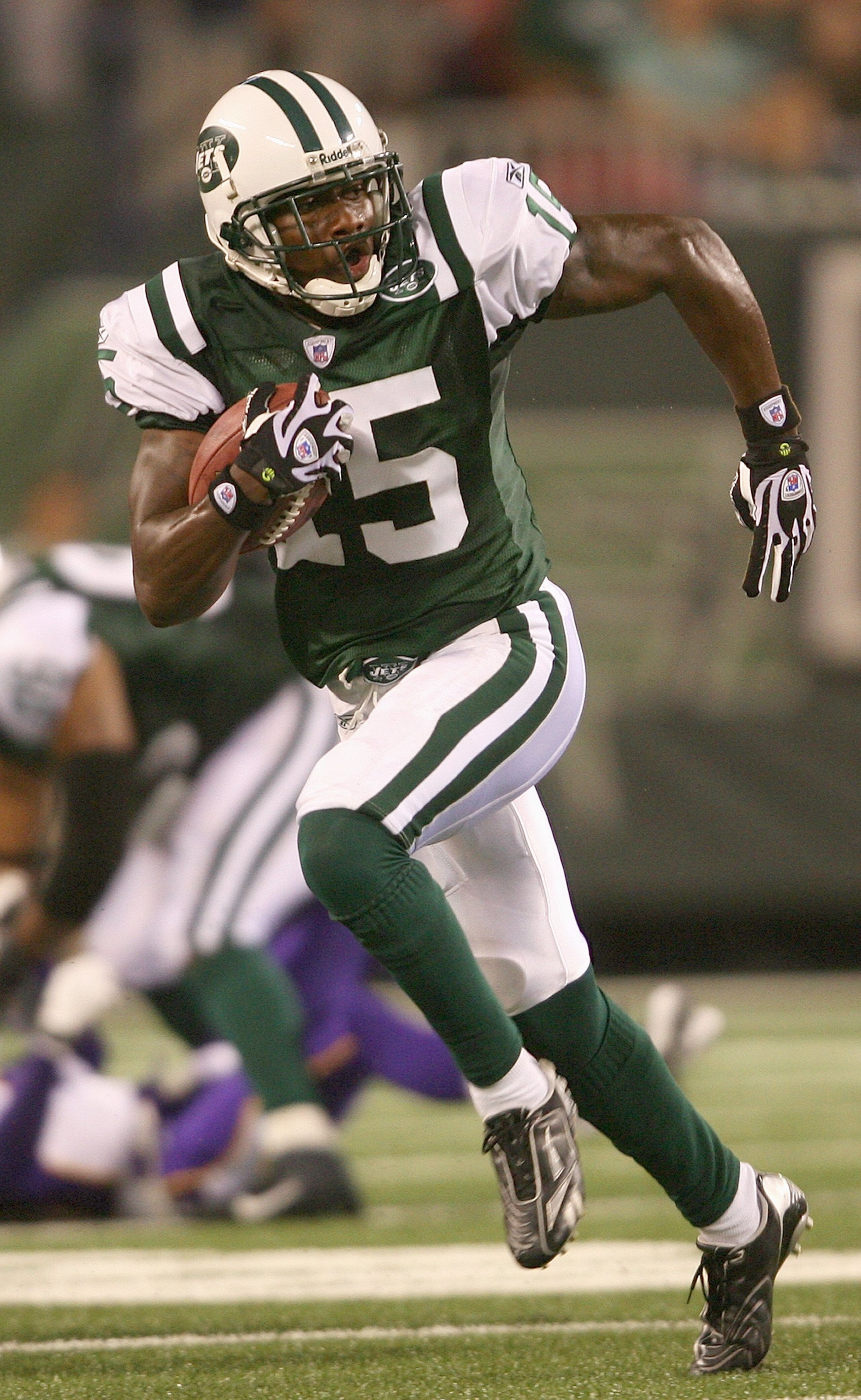 EAST RUTHERFORD, NJ - AUGUST 17: Wallace Wright #15 of the New York Jets carries the ball against the Minnesota Vikings during their preseason game on August 17, 2007 at Giants Stadium in East Rutherford, New Jersey. The Jets won 31-16. (Photo by Nick La EAST RUTHERFORD, NJ - AUGUST 17: Wallace Wright #15 of the New York Jets carries the ball against the Minnesota Vikings during their preseason game on August 17, 2007 at Giants Stadium in East Rutherford, New Jersey. The Jets won 31-16. (Photo by Nick La