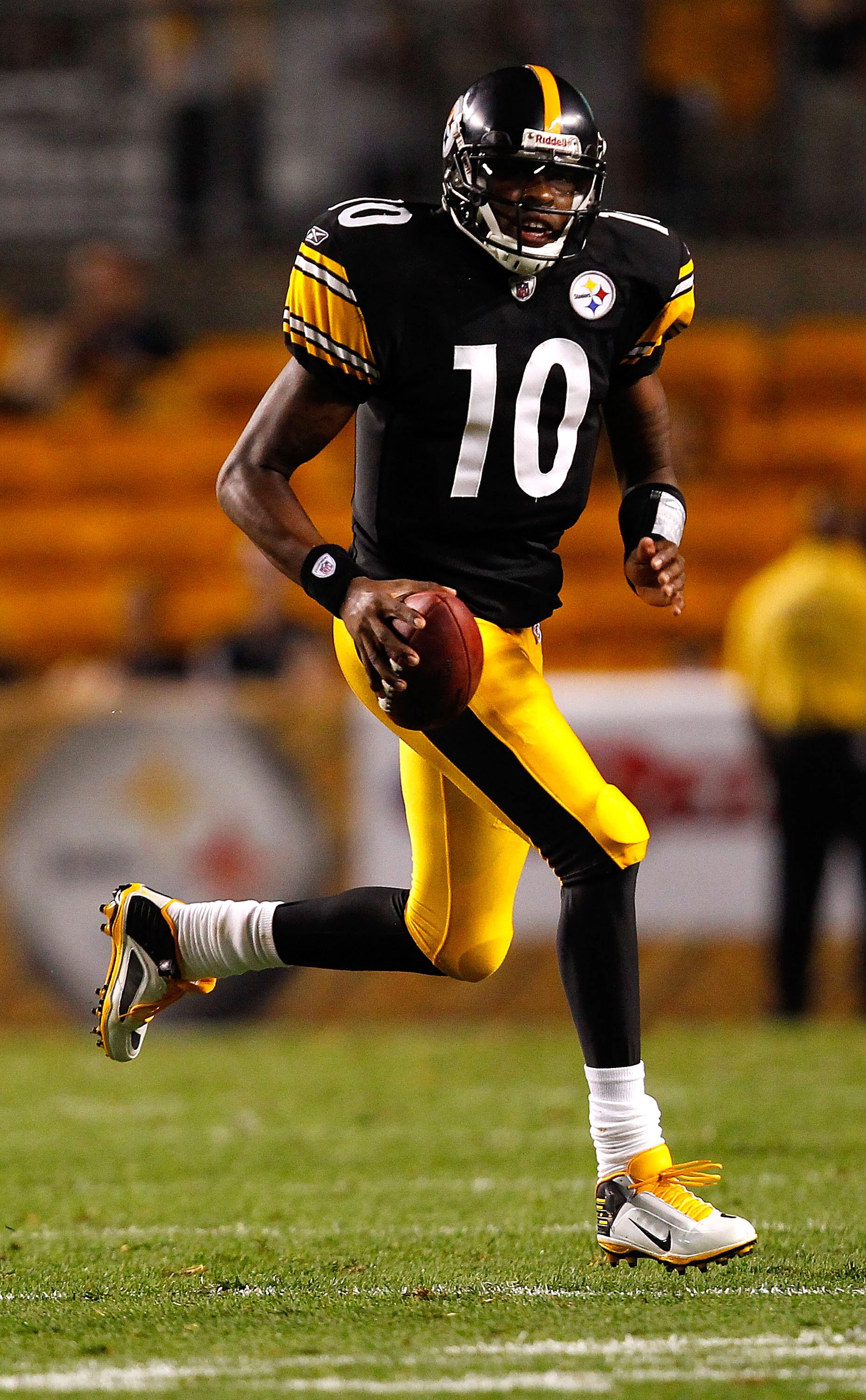 PITTSBURGH - AUGUST 14:  Dennis Dixon #10 of the Pittsburgh Steelers runs with the ball against the Detroit Lions during the preseason game on August 14, 2010 at Heinz Field in Pittsburgh, Pennsylvania. Steelers won 23-7.  (Photo by Jared Wickerham/Getty 