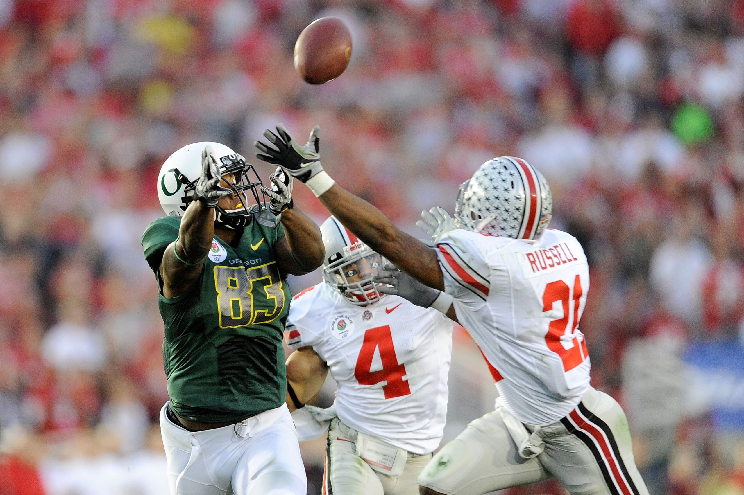 PASADENA, CA - JANUARY 01: Tight end Ed Dickson #83 of the Oregon Ducks attempts to make a catch against Anderson Russell #21 of the Ohio State Buckeyes in the second half at the 96th Rose Bowl game on January 1, 2010 in Pasadena, California. (Photo by PASADENA, CA - JANUARY 01: Tight end Ed Dickson #83 of the Oregon Ducks attempts to make a catch against Anderson Russell #21 of the Ohio State Buckeyes in the second half at the 96th Rose Bowl game on January 1, 2010 in Pasadena, California. (Photo by