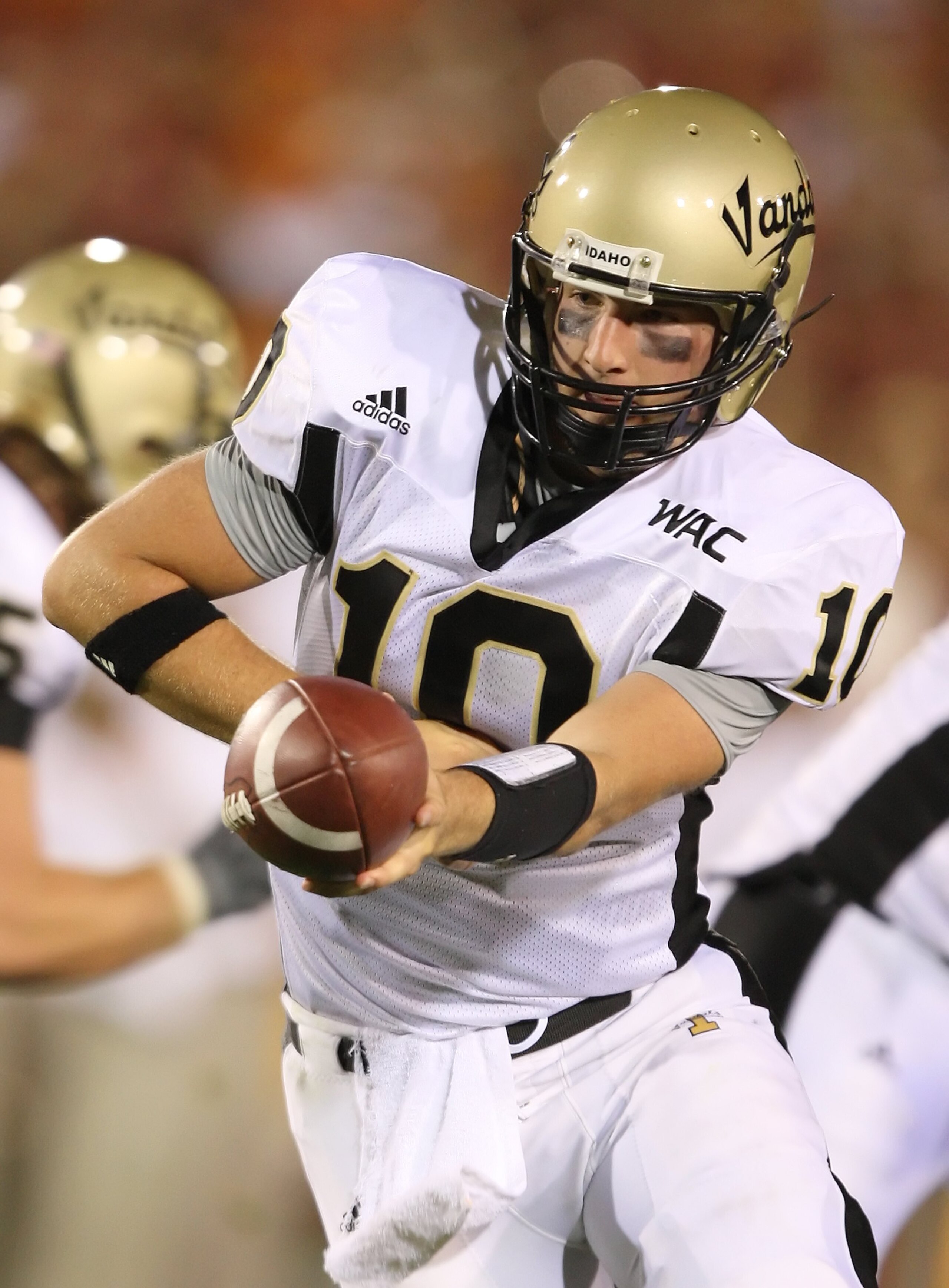 LOS ANGELES, CA - SEPTEMBER 01: Nathan Enderle #10 of the University of Idaho Vandals hands off the ball during the game against the USC Trojans at the Los Angeles Memorial Coliseum on September 1, 2007 in Los Angeles, California. (Photo by Lisa Blumenfe LOS ANGELES, CA - SEPTEMBER 01: Nathan Enderle #10 of the University of Idaho Vandals hands off the ball during the game against the USC Trojans at the Los Angeles Memorial Coliseum on September 1, 2007 in Los Angeles, California. (Photo by Lisa Blumenfe