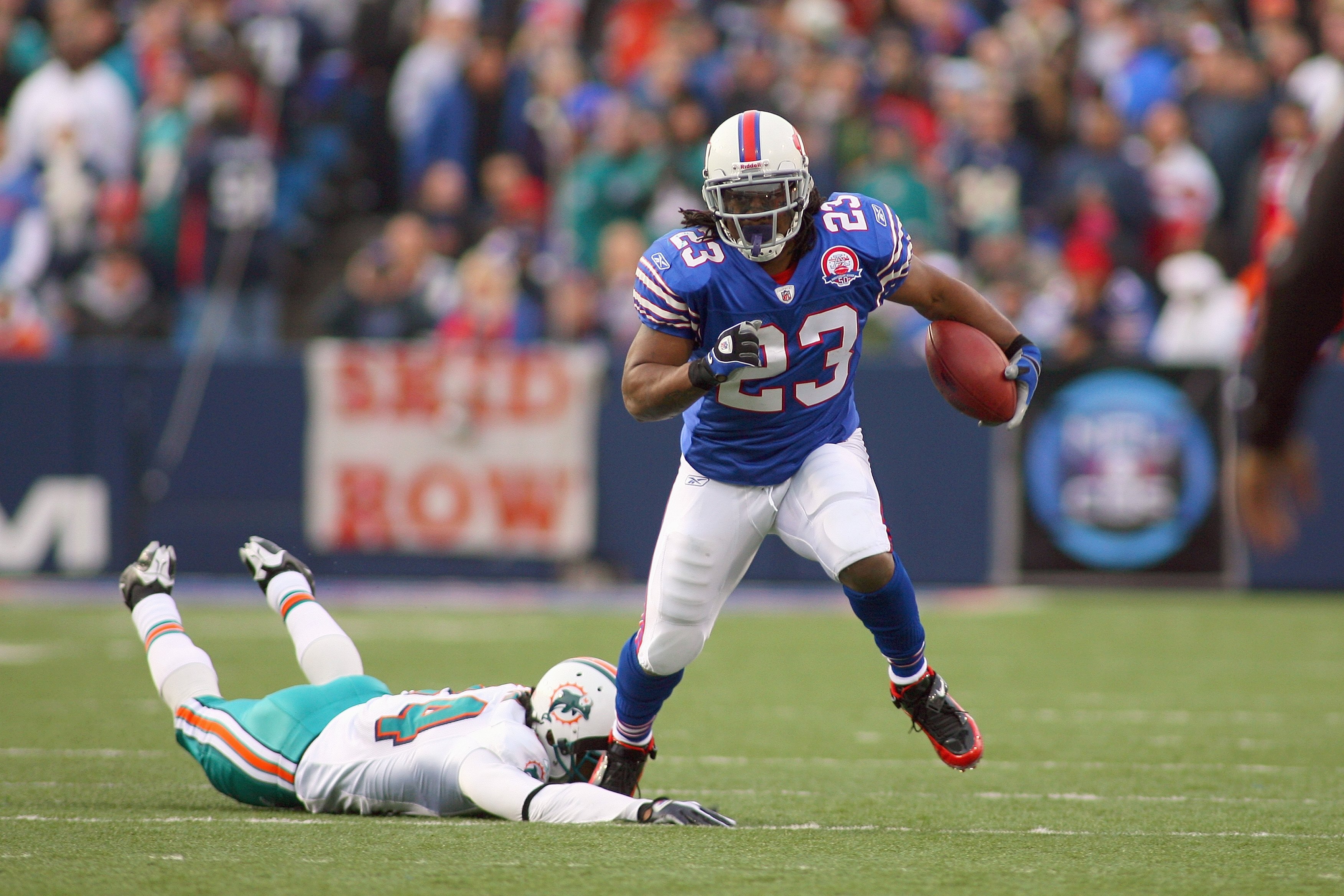 ORCHARD PARK, NY - NOVEMBER 29: Marshawn Lynch #23 of the Buffalo Bills runs past Sean Smith #24 of the Miami Dolphins at Ralph Wilson Stadium on November 29, 2009 in Orchard Park, New York. Buffalo won 31-14. (Photo by Rick Stewart/Getty Images)