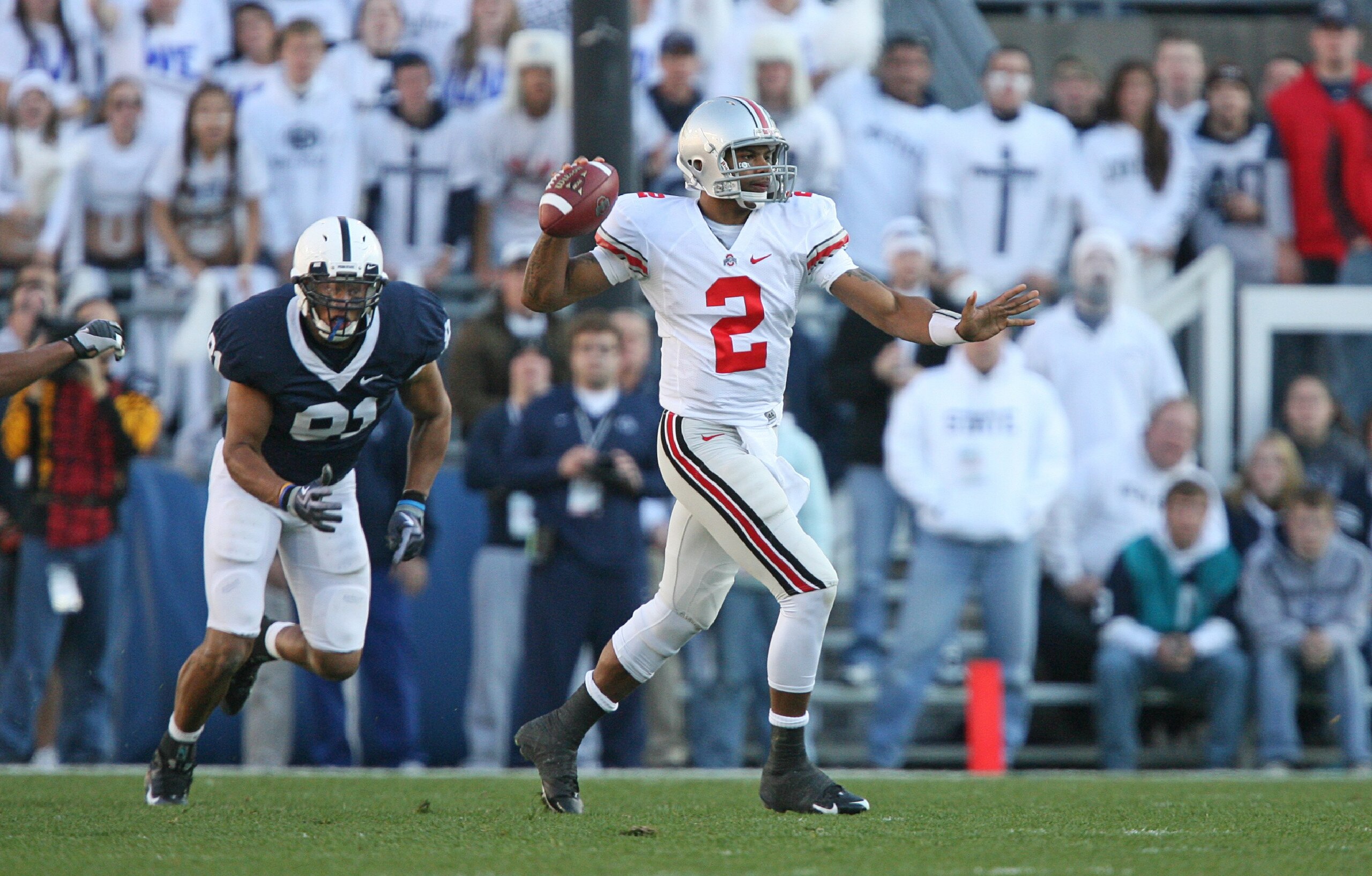 STATE COLLEGE, PA - NOVEMBER 7: Quarterback Terrelle Pryor #2 of the Ohio State Buckeyes throws a pass during a game against the Penn State Nittany Lions on November 7, 2009 at Beaver Stadium in State College, Pennsylvania. Ohio State won 24-7. (Photo by