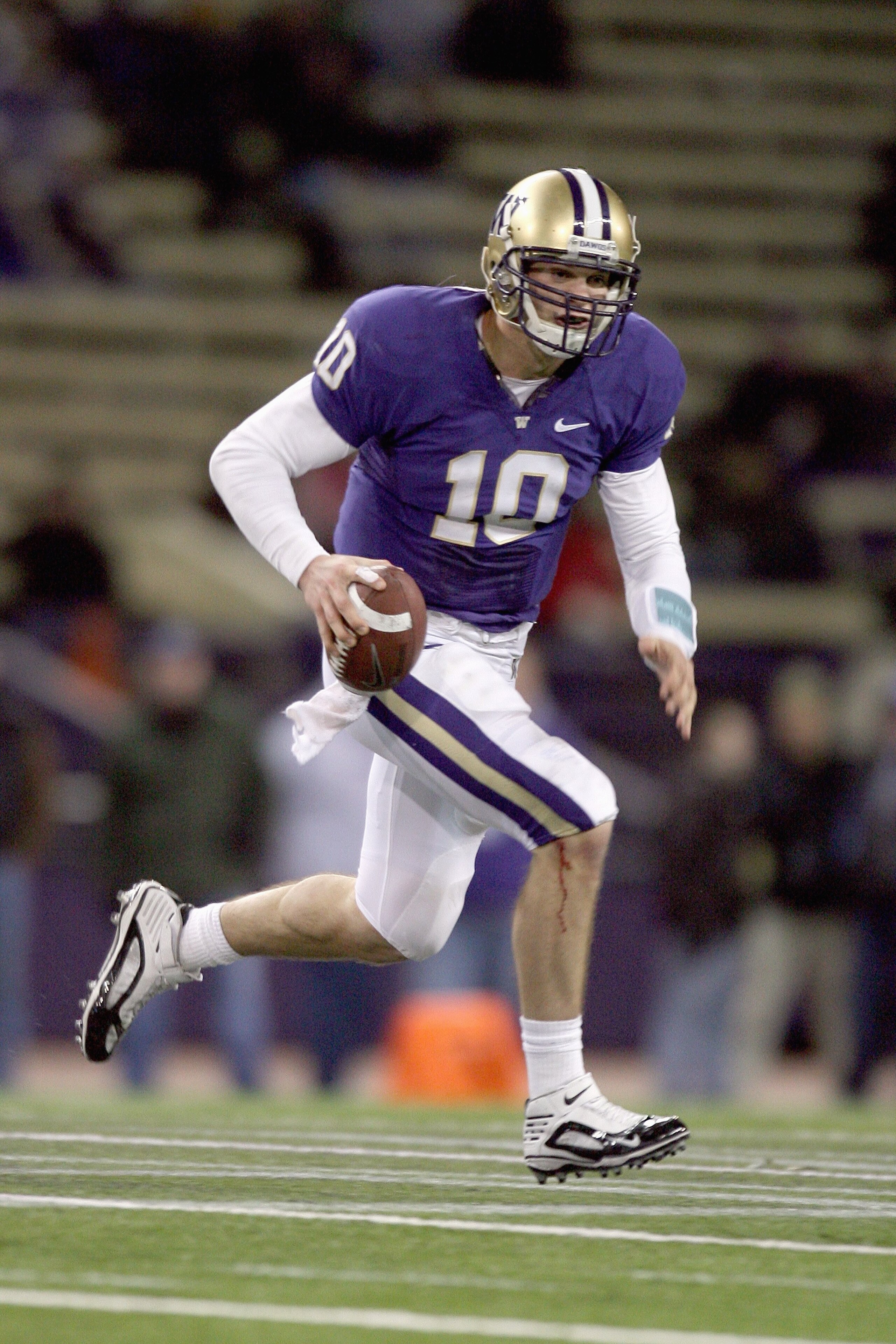 SEATTLE - DECEMBER 05:  Jake Locker #10 of the Washington Huskies runs the ball during game against the California Bears on December 5, 2009 at Husky Stadium in Seattle, Washington. The Huskies defeated the Bears 42-10. (Photo by Otto Greule Jr/Getty Imag