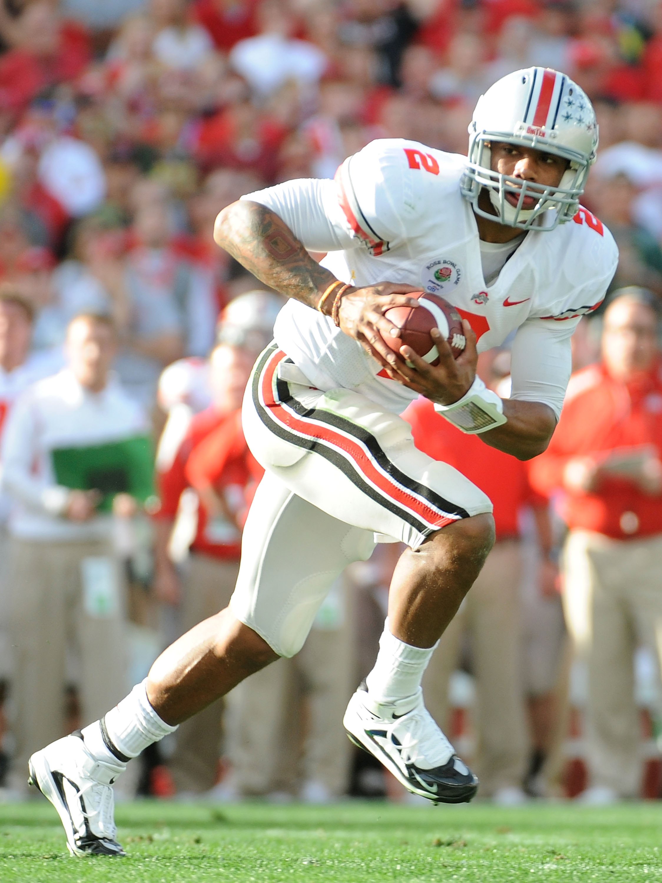 PASADENA, CA - JANUARY 01:  Quarterback Terrelle Pryor #2 of the Ohio State Buckeyes runs with the ball against the Oregon Ducks during the 96th Rose Bowl game on January 1, 2010 in Pasadena, California.  (Photo by Harry How/Getty Images)