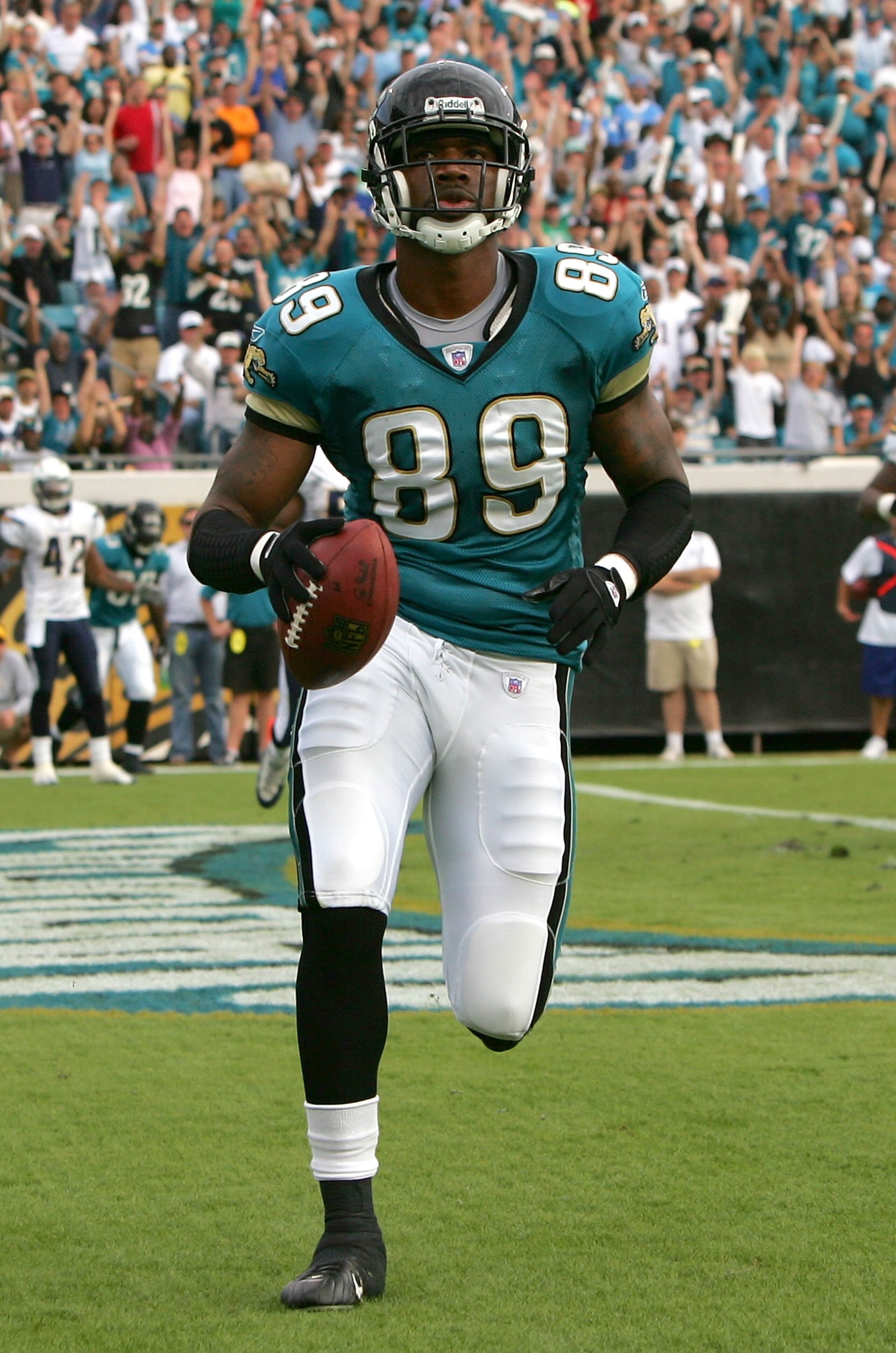 JACKSONVILLE, FL - NOVEMBER 18:  Mercedes Lewis #89 of the Jacksonville Jaguars catches a pass for a touchdown against the San Diego Chargers at Jacksonville Municipal Stadium on November 18, 2007 in Jacksonville, Florida.  (Photo by Sam Greenwood/Getty I