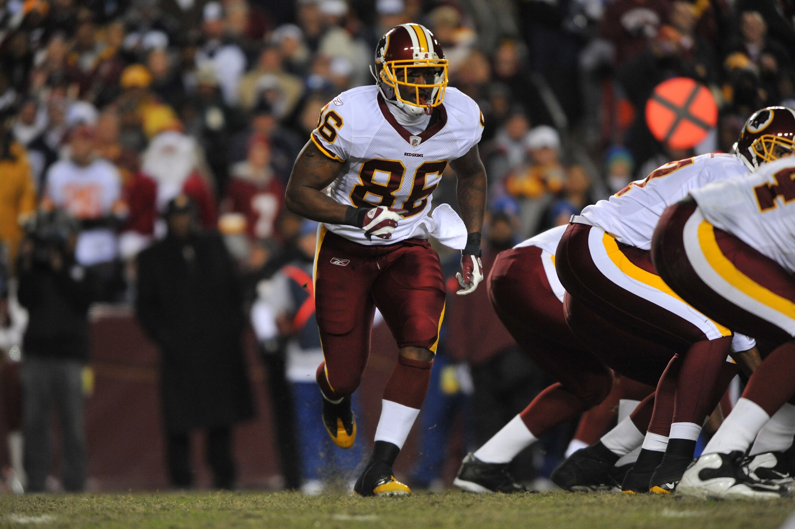 LANDOVER, MD - DECEMBER 27:  Fred Davis #86 of the Washington Redskins runs a pattern in the backfield during the game against the Dallas Cowboys at FedExField on December 27, 2009 in Landover, Maryland. The Cowboys defeated the Redskins 17-0. (Photo by L