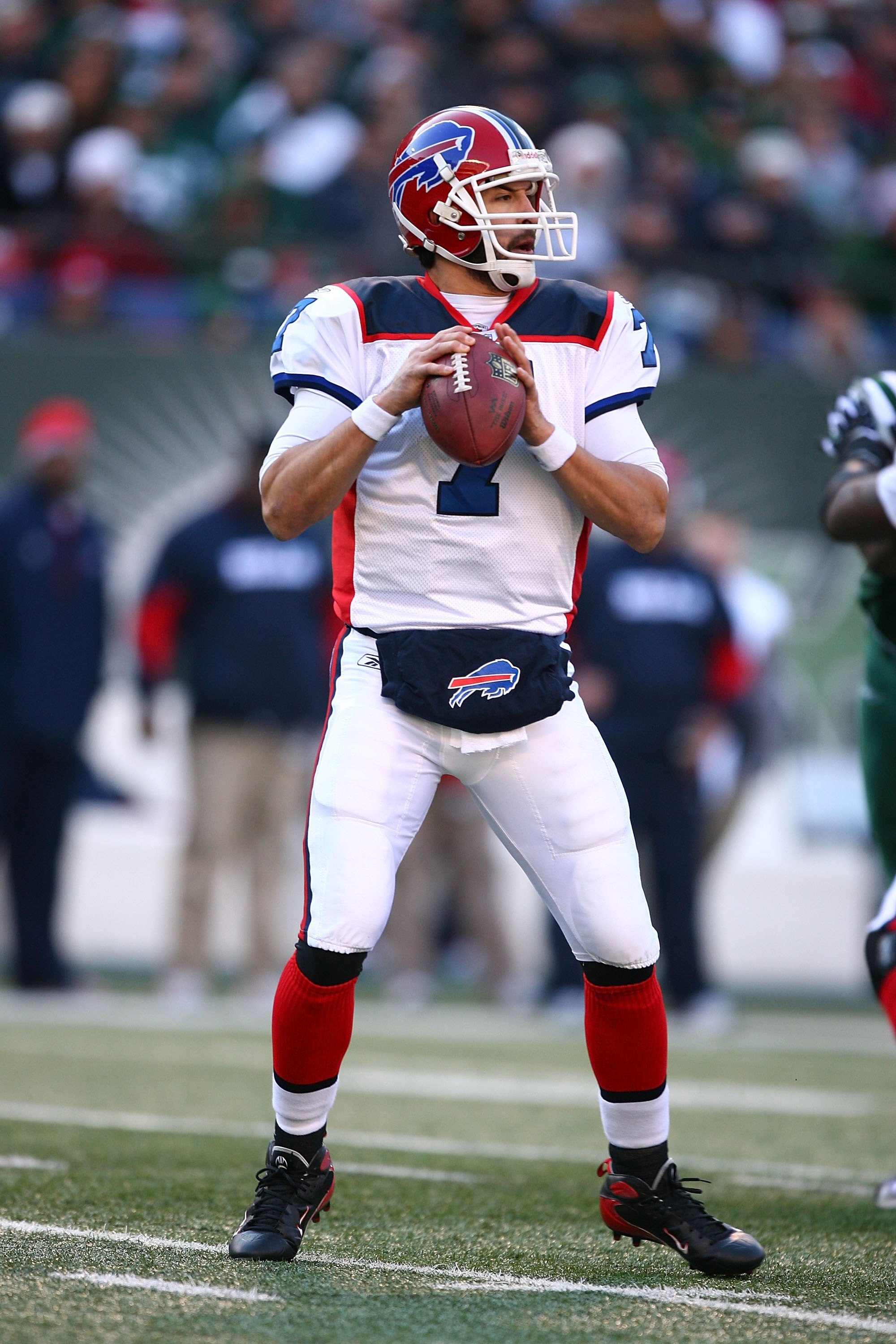EAST RUTHERFORD, NJ - DECEMBER 14:  JP Losman #7 of The Buffalo Bills looks to pass against the New York Jets during their game on December 14, 2008 at Giants Stadium in East Rutherford, New Jersey.  (Photo by Al Bello/Getty Images)