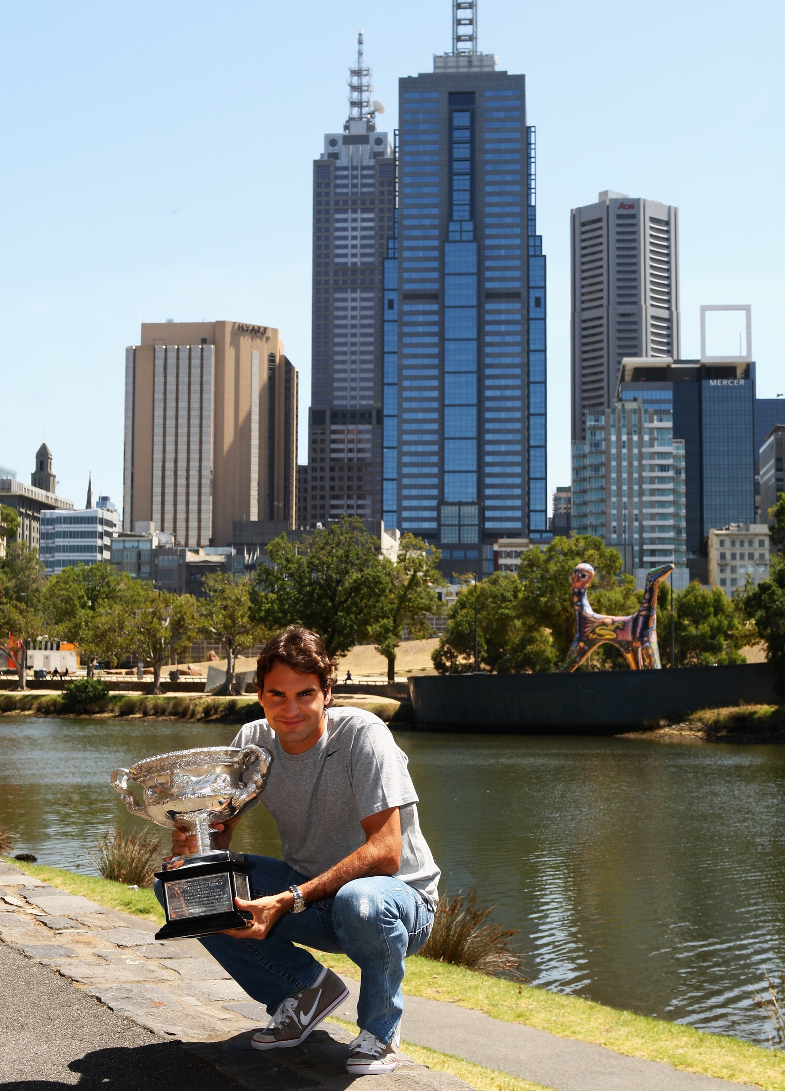 MELBOURNE, AUSTRALIA - FEBRUARY 01: Roger Federer of Switzerland poses with the Australian Open 2010 winners trophy on Boathouse Drive on February 1, 2010 in Melbourne, Australia. (Photo by Clive Brunskill/Getty Images) MELBOURNE, AUSTRALIA - FEBRUARY 01: Roger Federer of Switzerland poses with the Australian Open 2010 winners trophy on Boathouse Drive on February 1, 2010 in Melbourne, Australia. (Photo by Clive Brunskill/Getty Images)