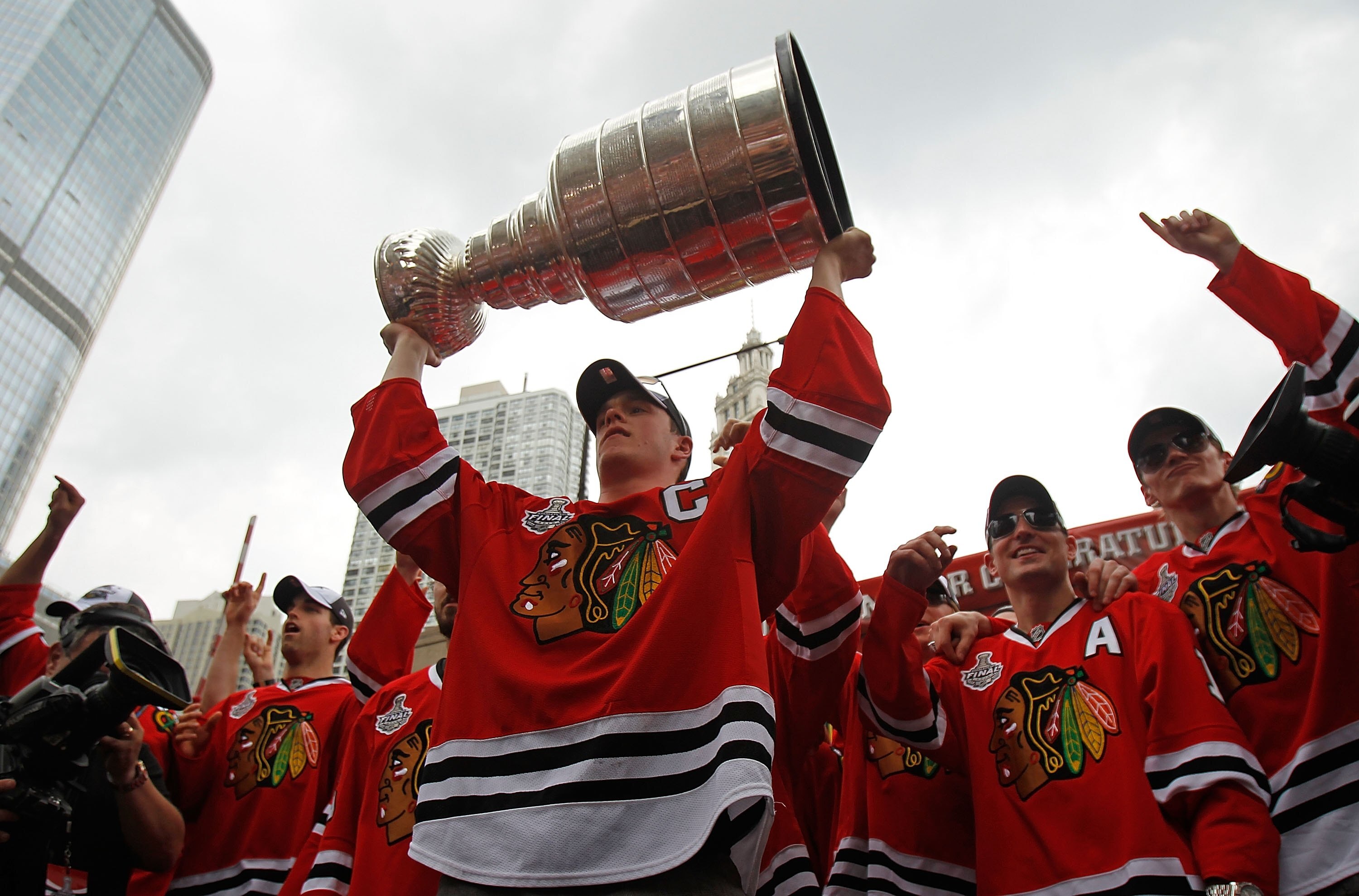 CHICAGO - JUNE 11: Jonathan Toews #19 hoists the cup during the Chicago Blackhawks Stanley Cup victory parade and rally on June 11, 2010 in Chicago, Illinois. (Photo by Jonathan Daniel/Getty Images)